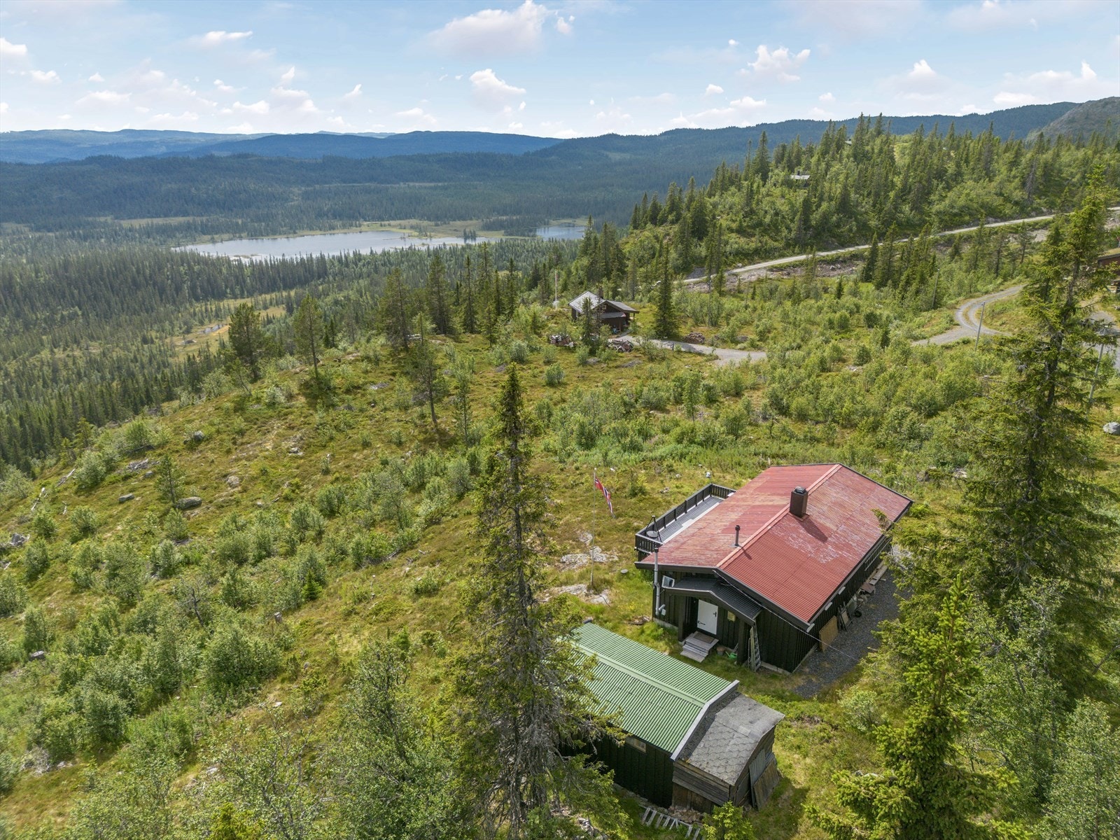 Hytta ligger nær Sæterfjellet og har en trivelig eiertomt i hellende terreng, ca. 900 moh. Galleribilde
