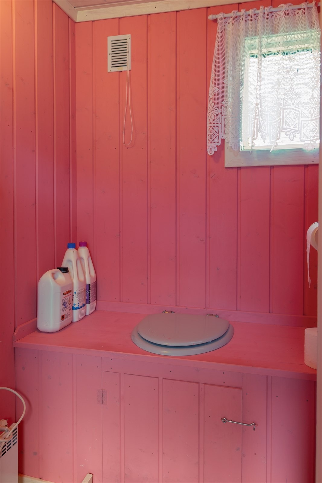 Toalettrommet er malt i en frisk farge. Galleribilde