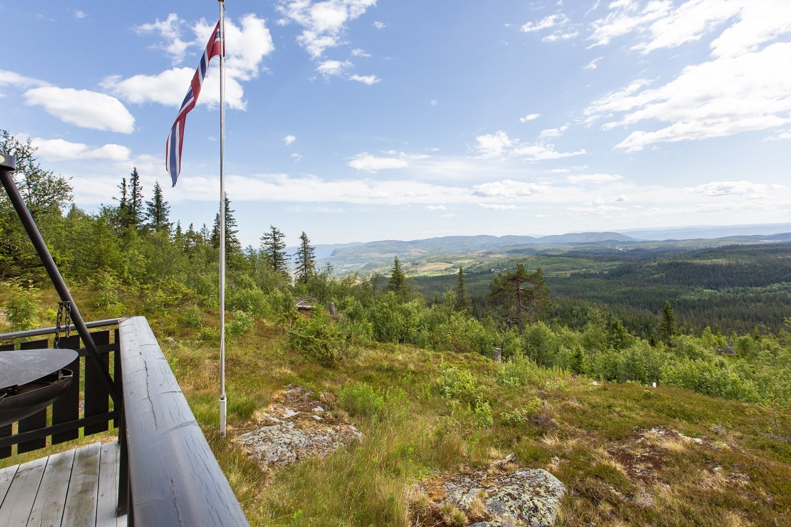I hytta er det ytterligere et vindfang/gang med utgang til terreng. Dette ligger nær kjøkken/bad/soverom. Galleribilde