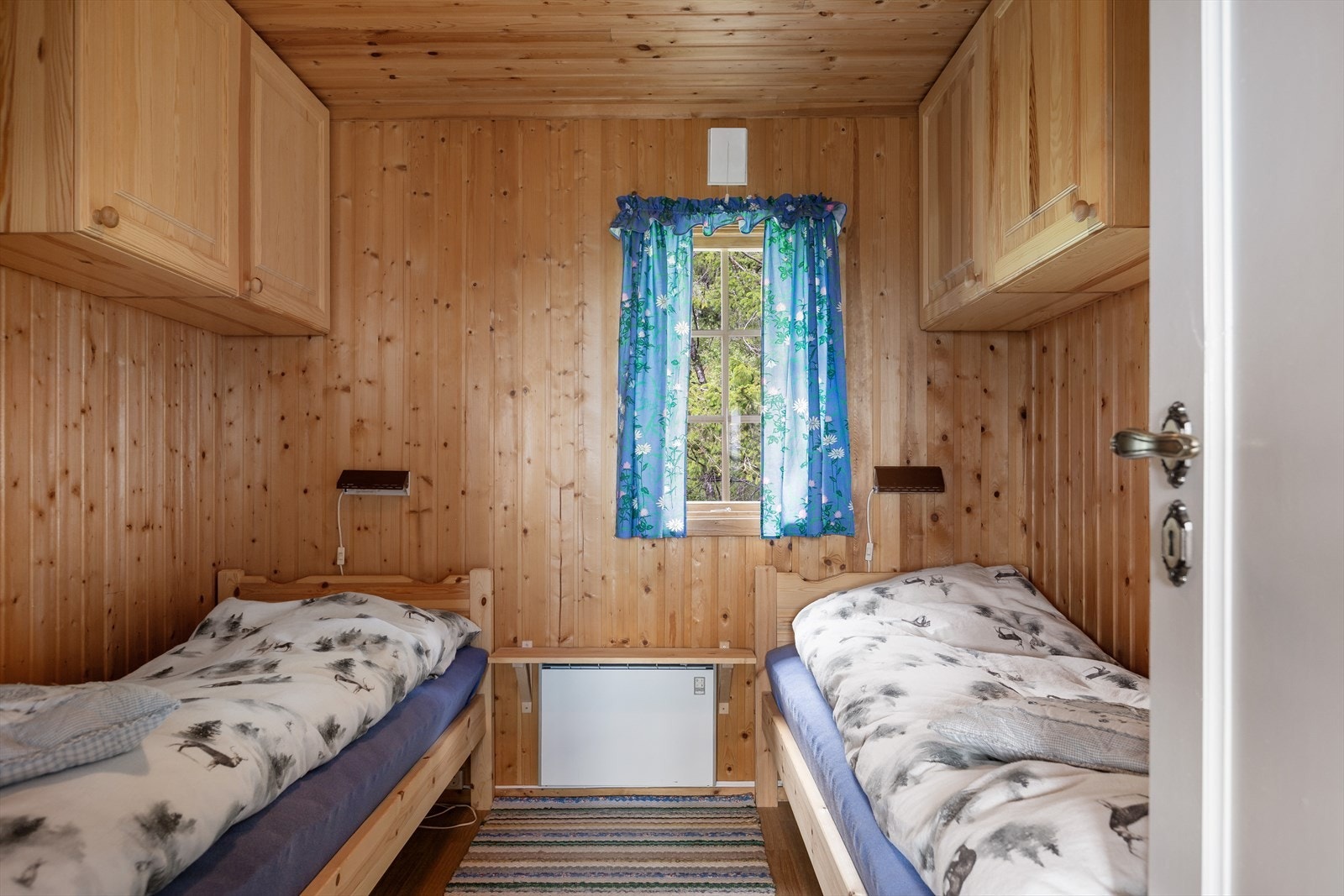 I hytta er det tre soverom, hvorav ett med to enkeltsenger. Galleribilde