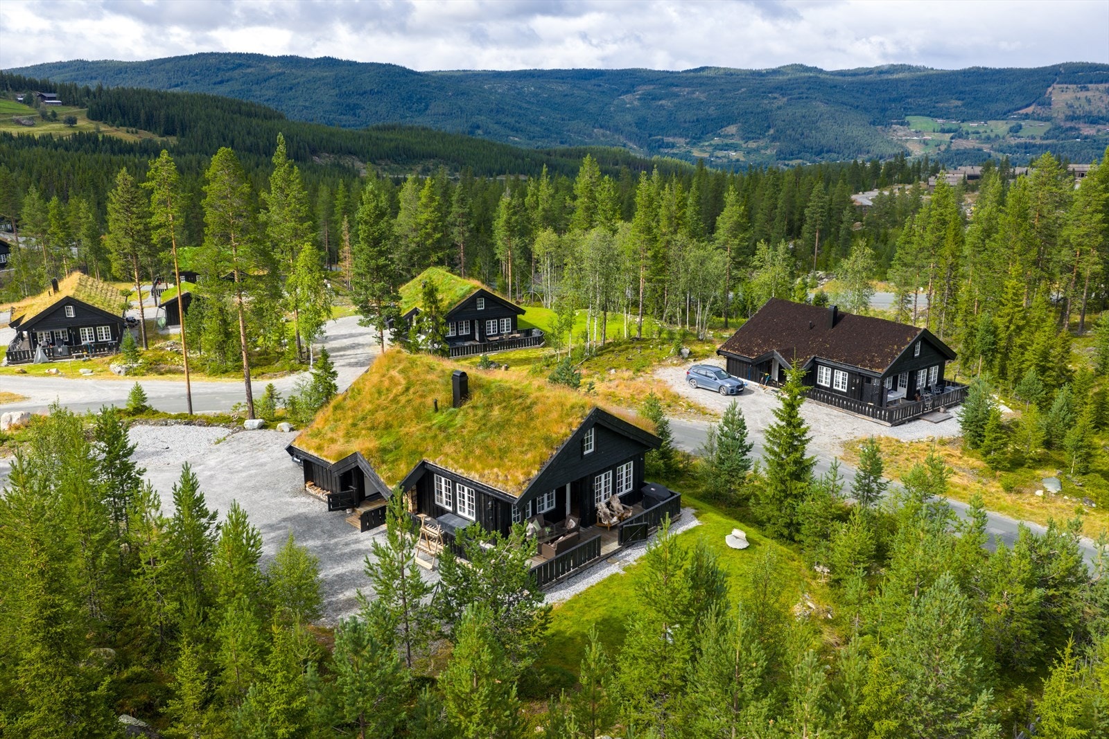 Hytta har en stor tomt på 1548 kvm og har et trivelig miljø rundt seg. Galleribilde