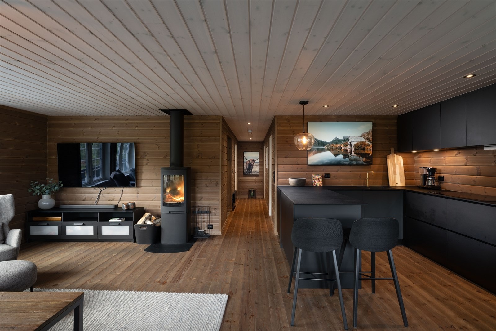 Kjøkkenet er et påkostet Kvikk-kjøkken med matt utførelse, steinplate, stort kjøleskap og Siemens hvitevarer. Galleribilde