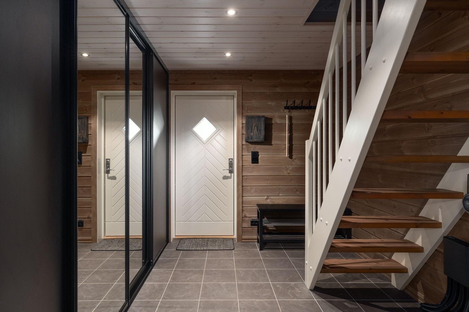 Vid og bred gang og med skikkelig garderobe-plass. Galleribilde