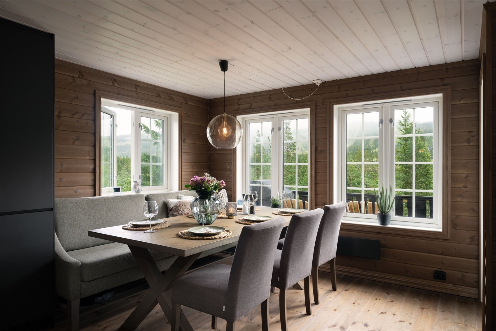 Hytta har en romslig og praktisk planløsning, med store vindusflater som slipper inn rikelig med lys. Galleribilde