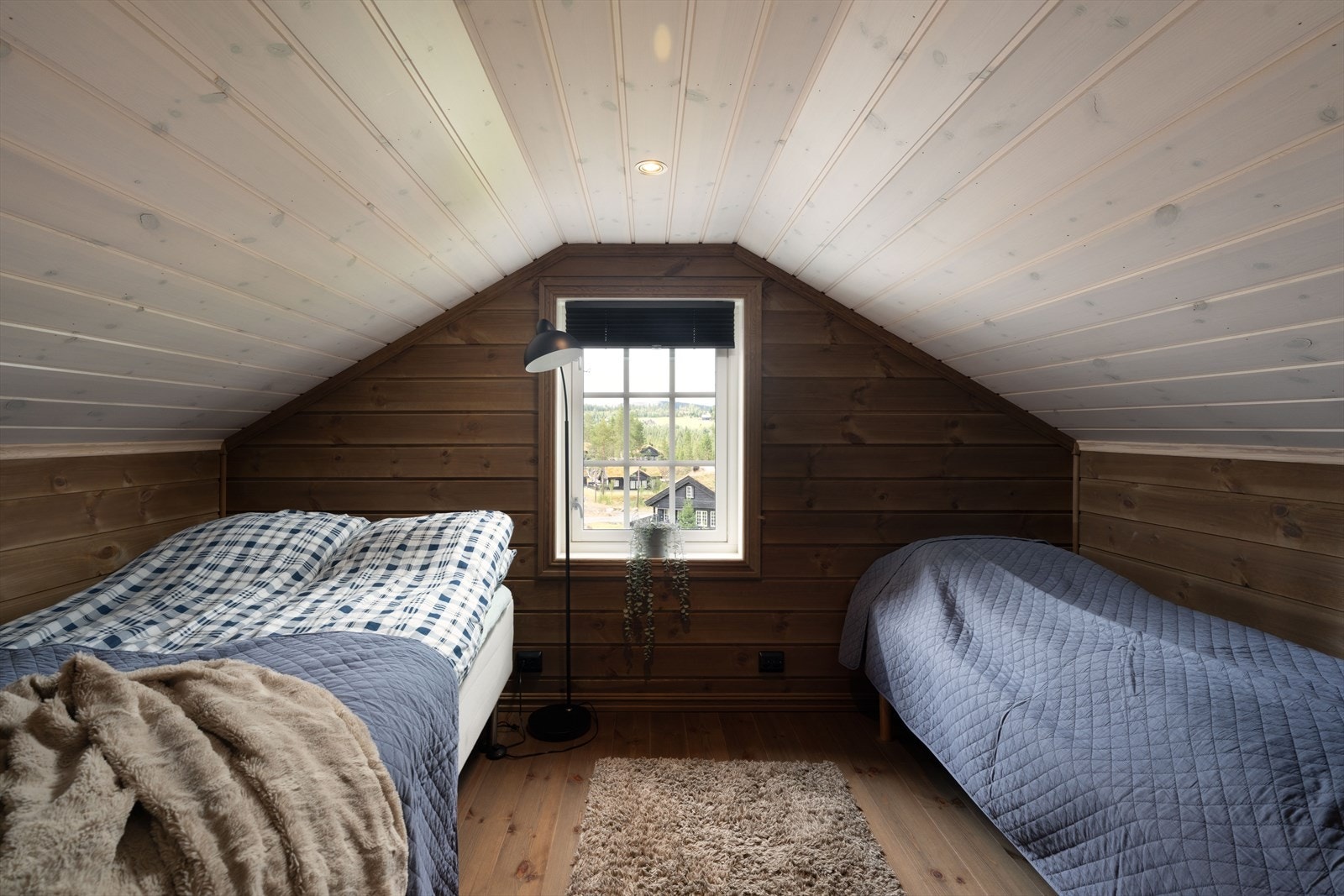 Hyttas andre etasje har 2 soverom, én i hver ende. Galleribilde