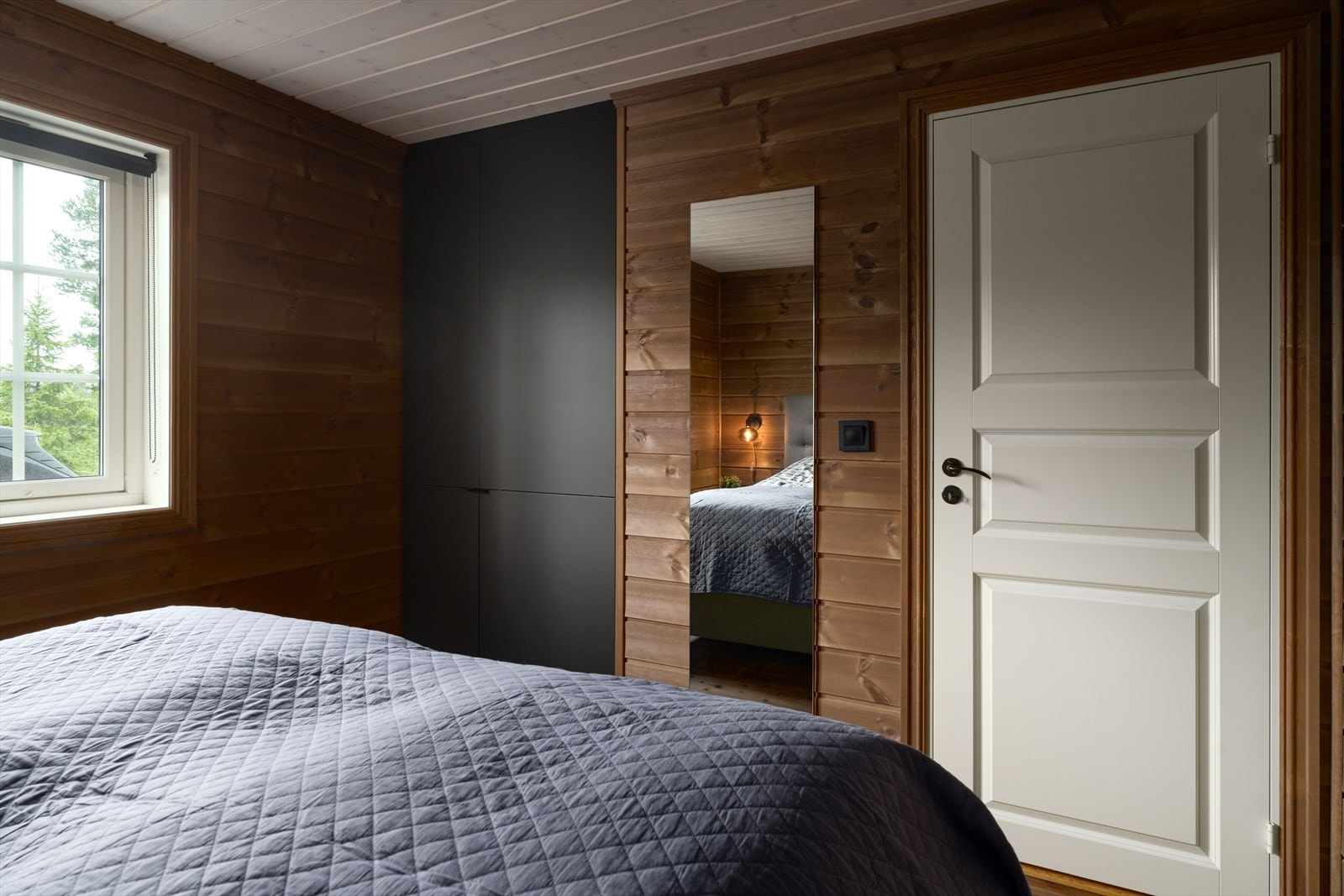 2 gode soverom i første etasjen begge med Kvik skapinredning. Galleribilde