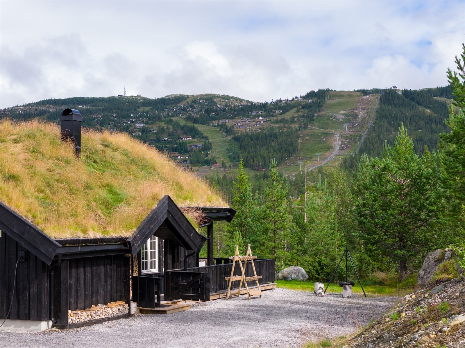 Beliggenheten er solrik og med vid utsikt mot alpinbakken og golfbanen. Galleribilde