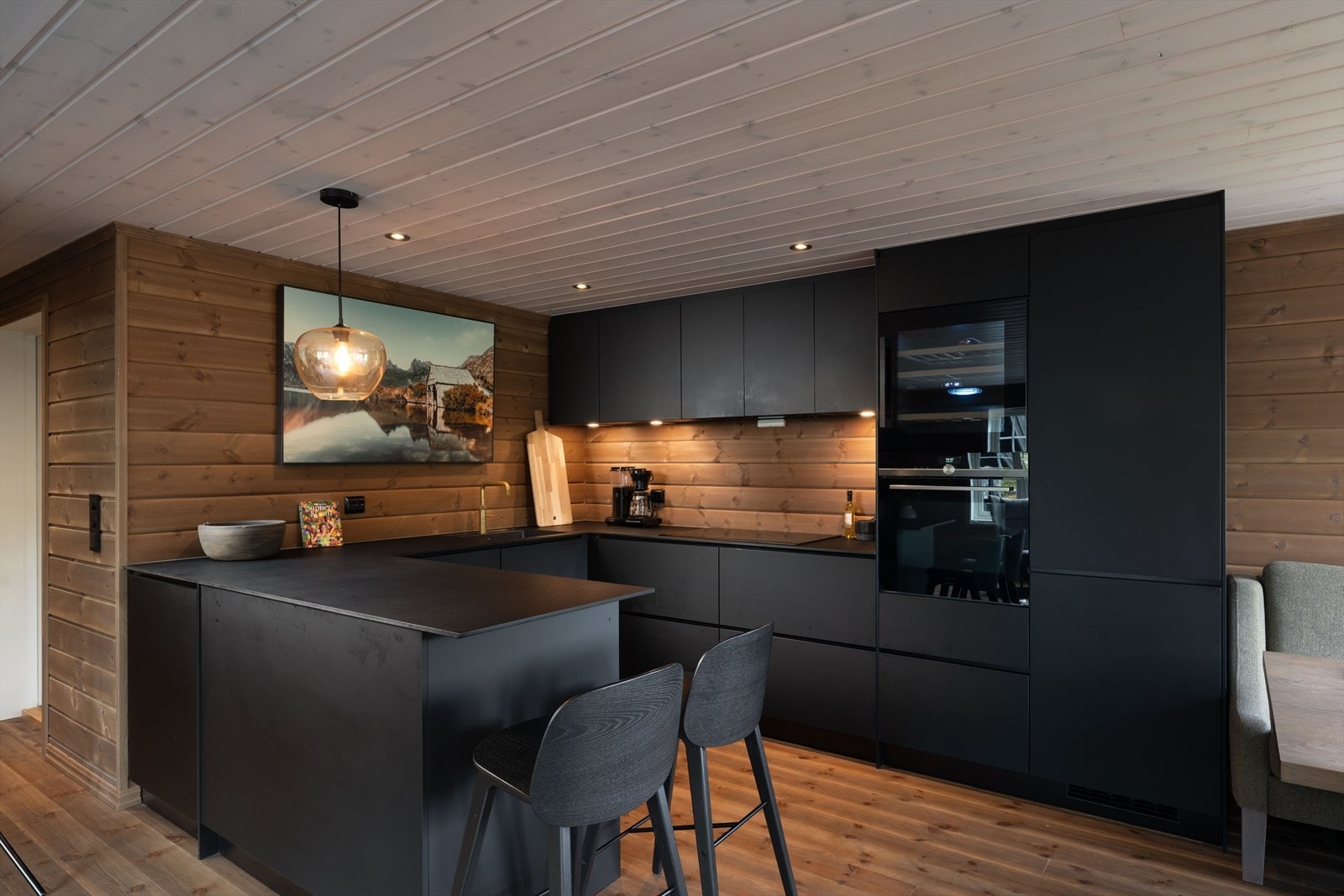 Kjøkkenet er godt utstyrt og har rikelig med benkeplass. Her har du også det kokevann direkte fra springen. Galleribilde