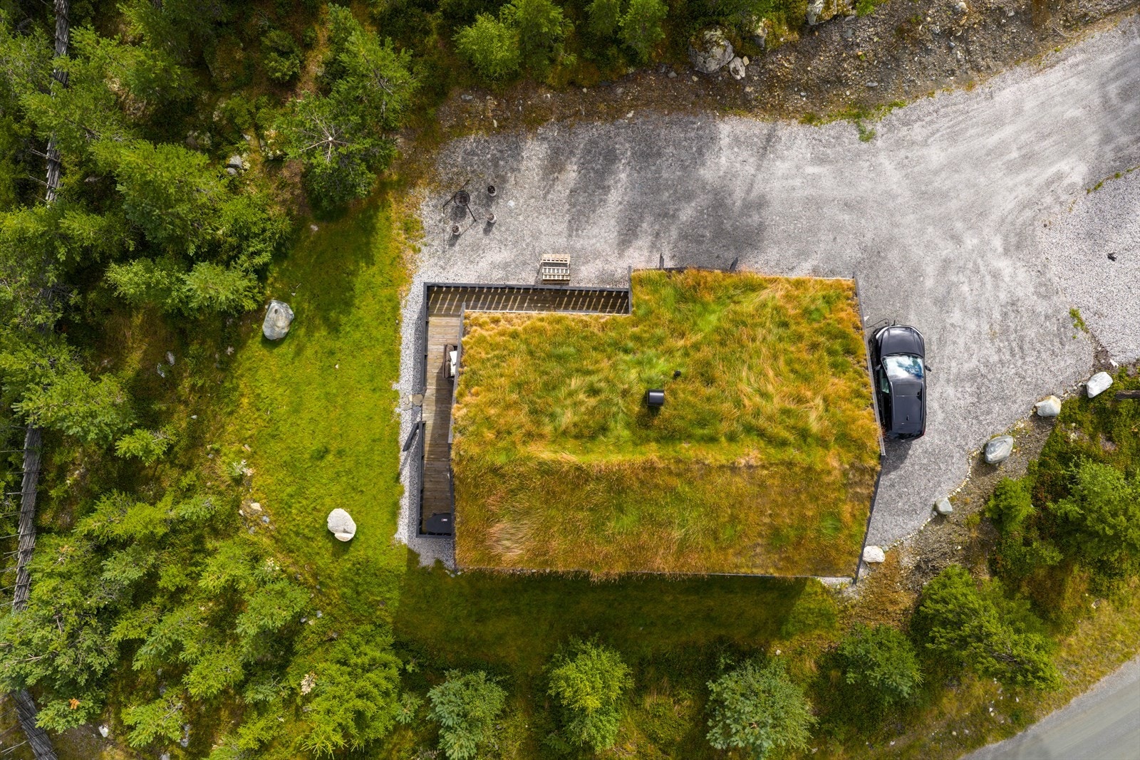 Ute finner du en sådd plen, god plass til parkering for flere biler samt grunnarbeid klart til en stor bod. Galleribilde