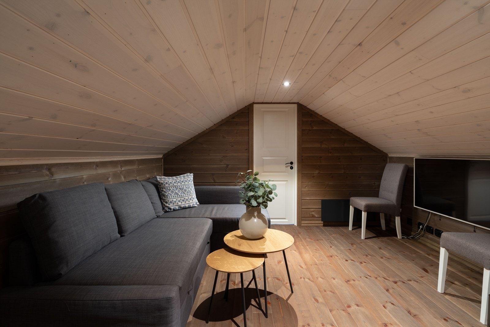 Trivelig loftstue - perfekt for TV for barna eller hyttekontor. Galleribilde