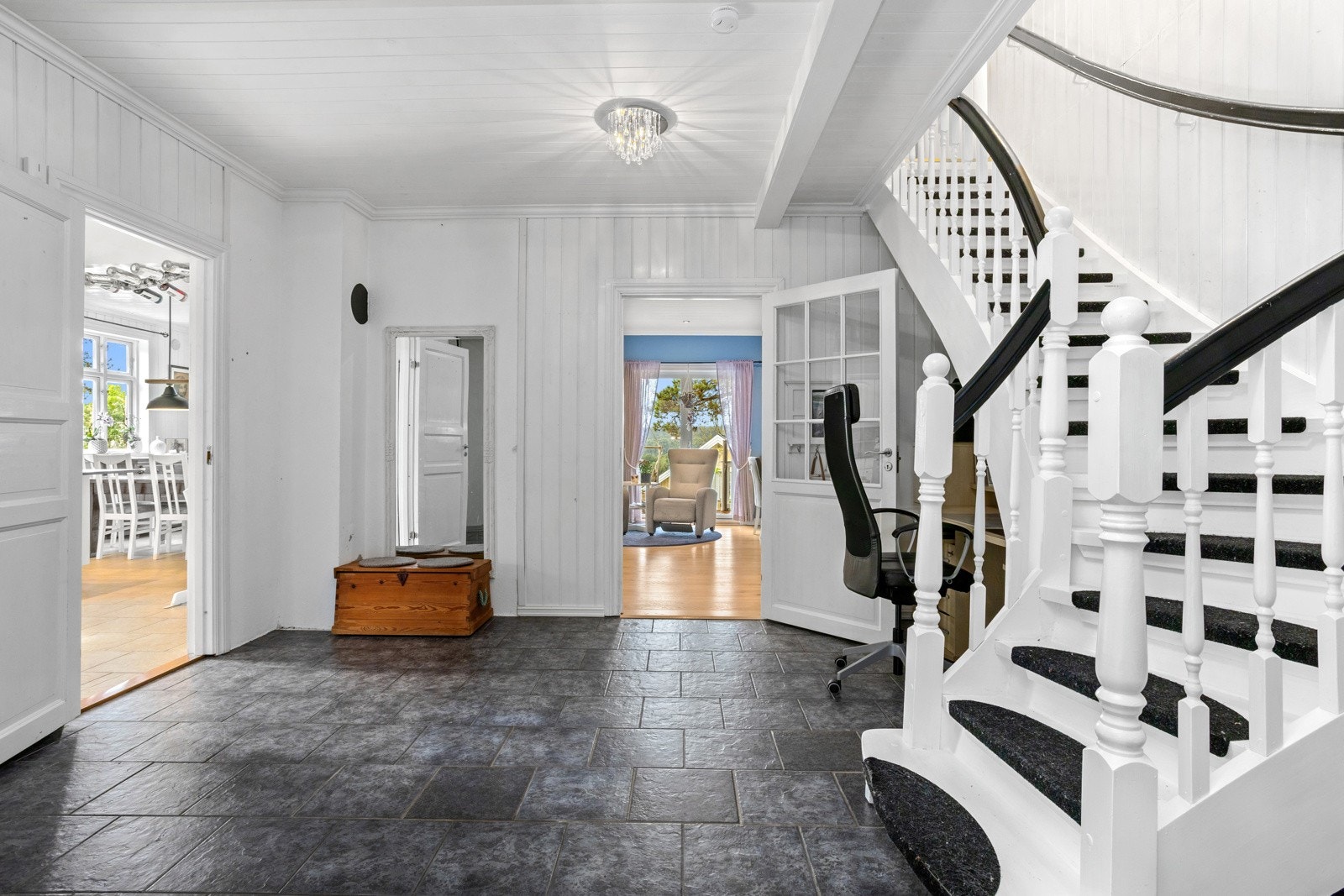 Boligen har stor og fin hall med flislagt gulv og masse plass til oppbevaring. Galleribilde