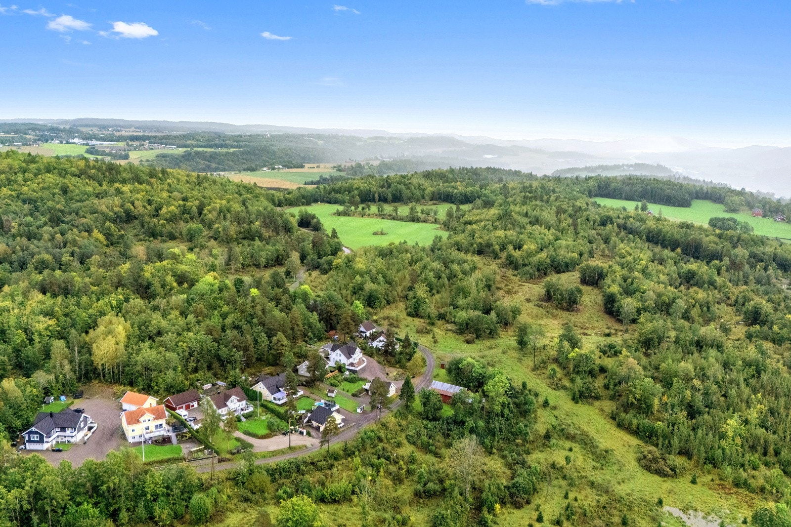 Fra boligen er det ca 10 km til Revetal sentrum og ca 25 km til Tønsberg sentrum. Galleribilde
