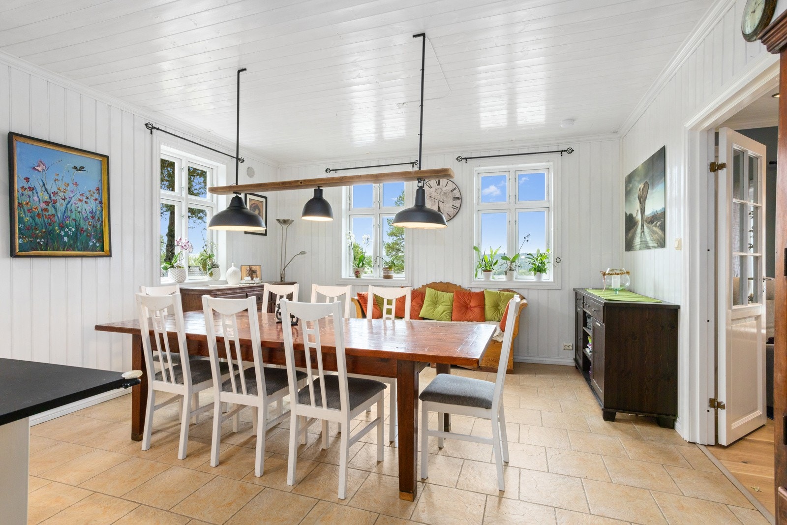 Kjøkkenrommet er stort og svært innbydende, med god plass til hele familien. Galleribilde