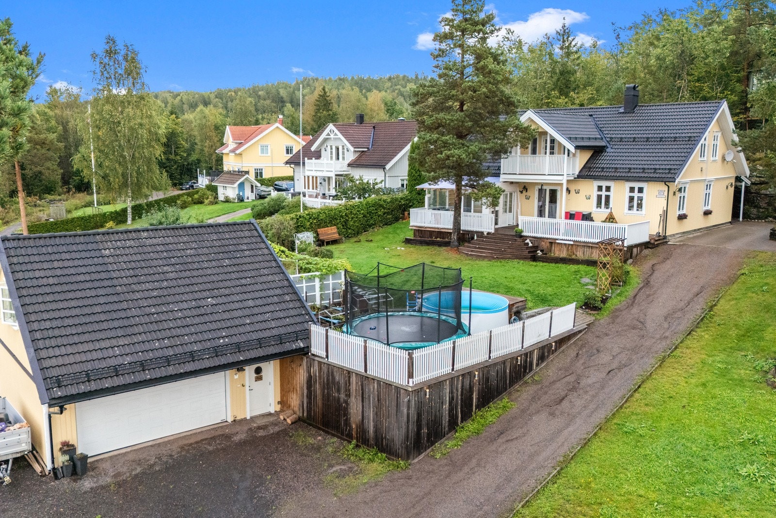 Stor og innholdsrik familiebolig over to plan, med fine uteplasser på begge sider. Galleribilde