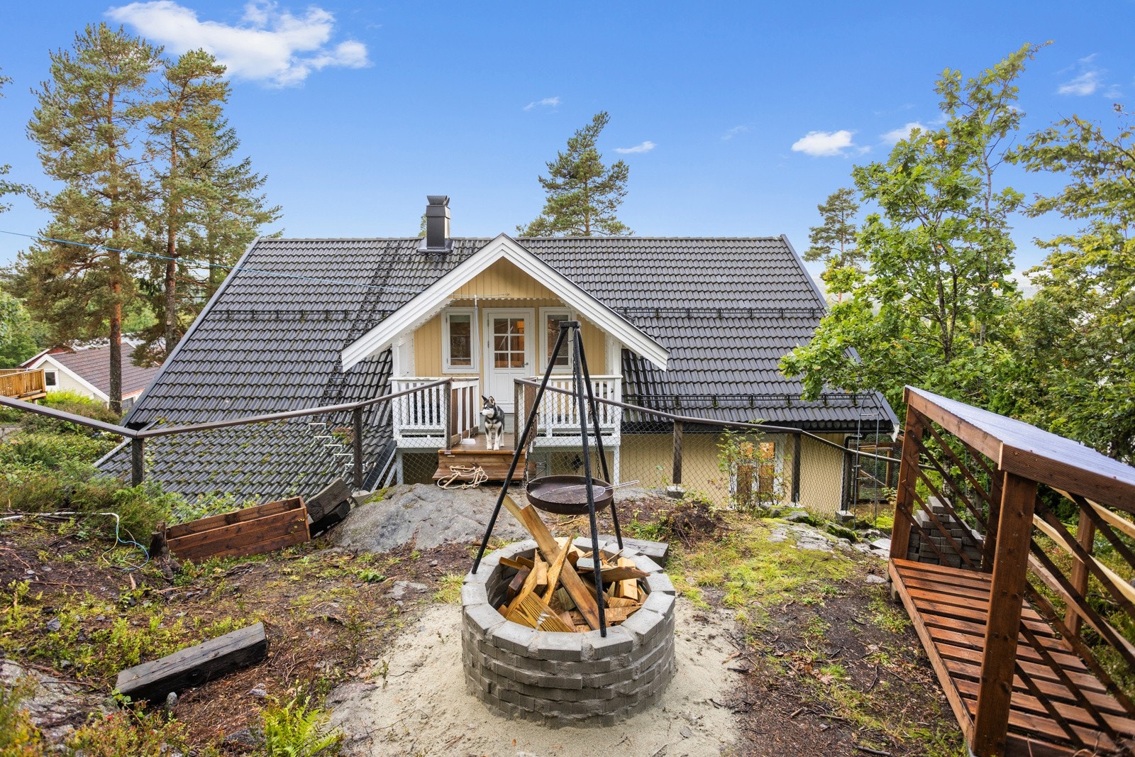 På baksiden av huset er det koselig bålplass med adkomst fra hovedsoverommet. Galleribilde