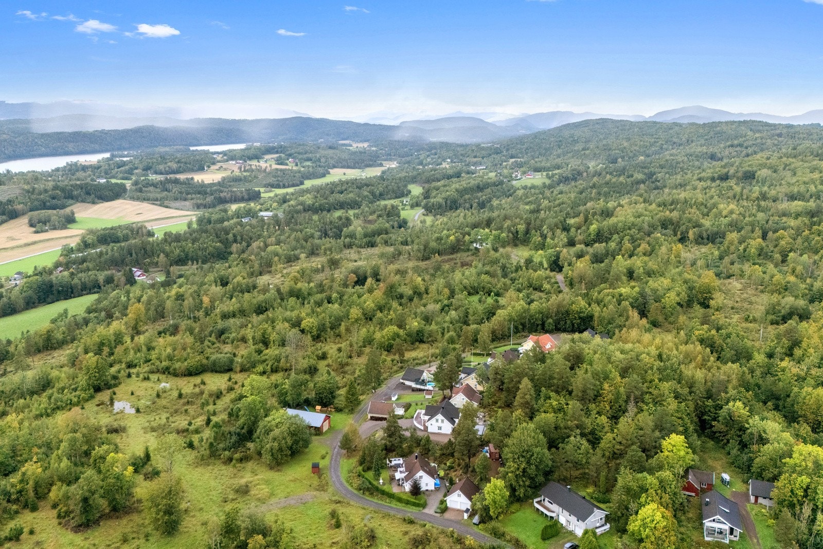 Om vinteren er det kort vei til skiløyper og for golfentusiasten er det kun 15,8 km til Re Golfklubb. Galleribilde