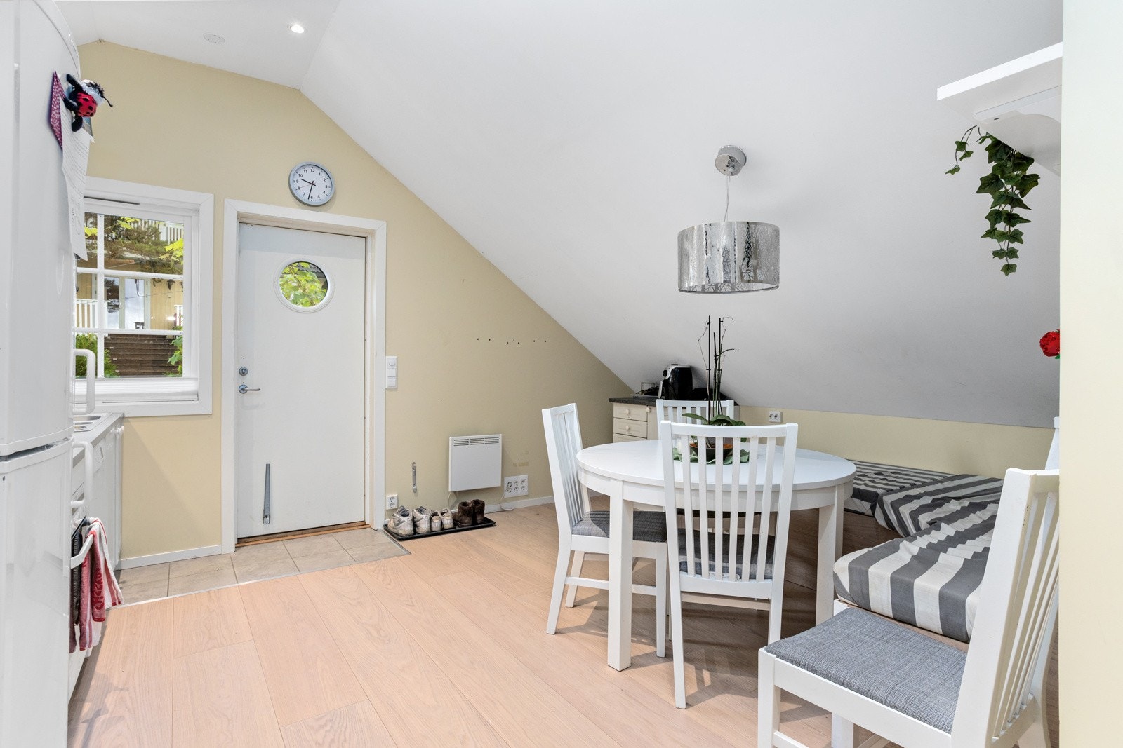 Kjøkken m/spiseplass i hybel. Galleribilde