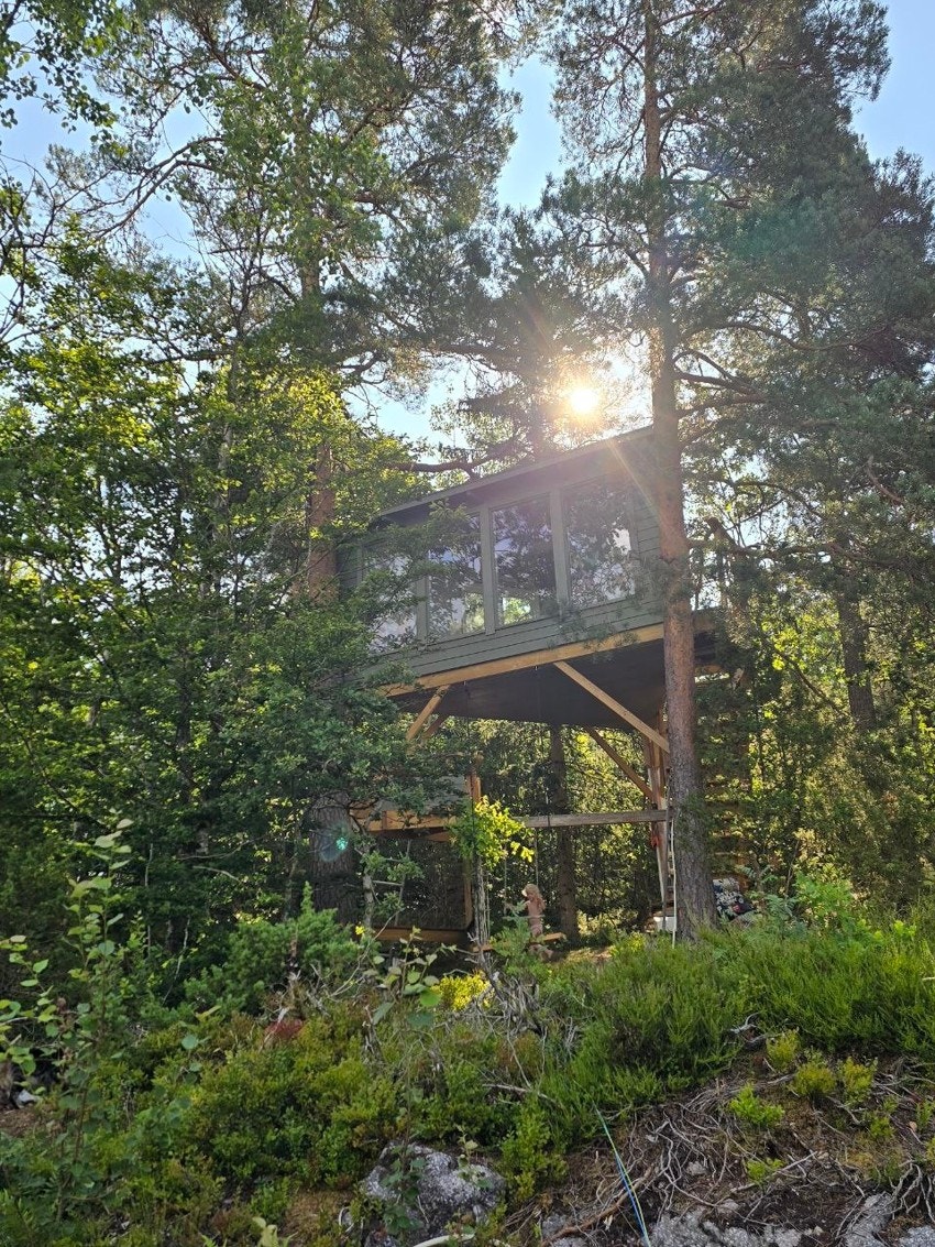 Bak huset har selger bygget denne flotte trehytten. Galleribilde