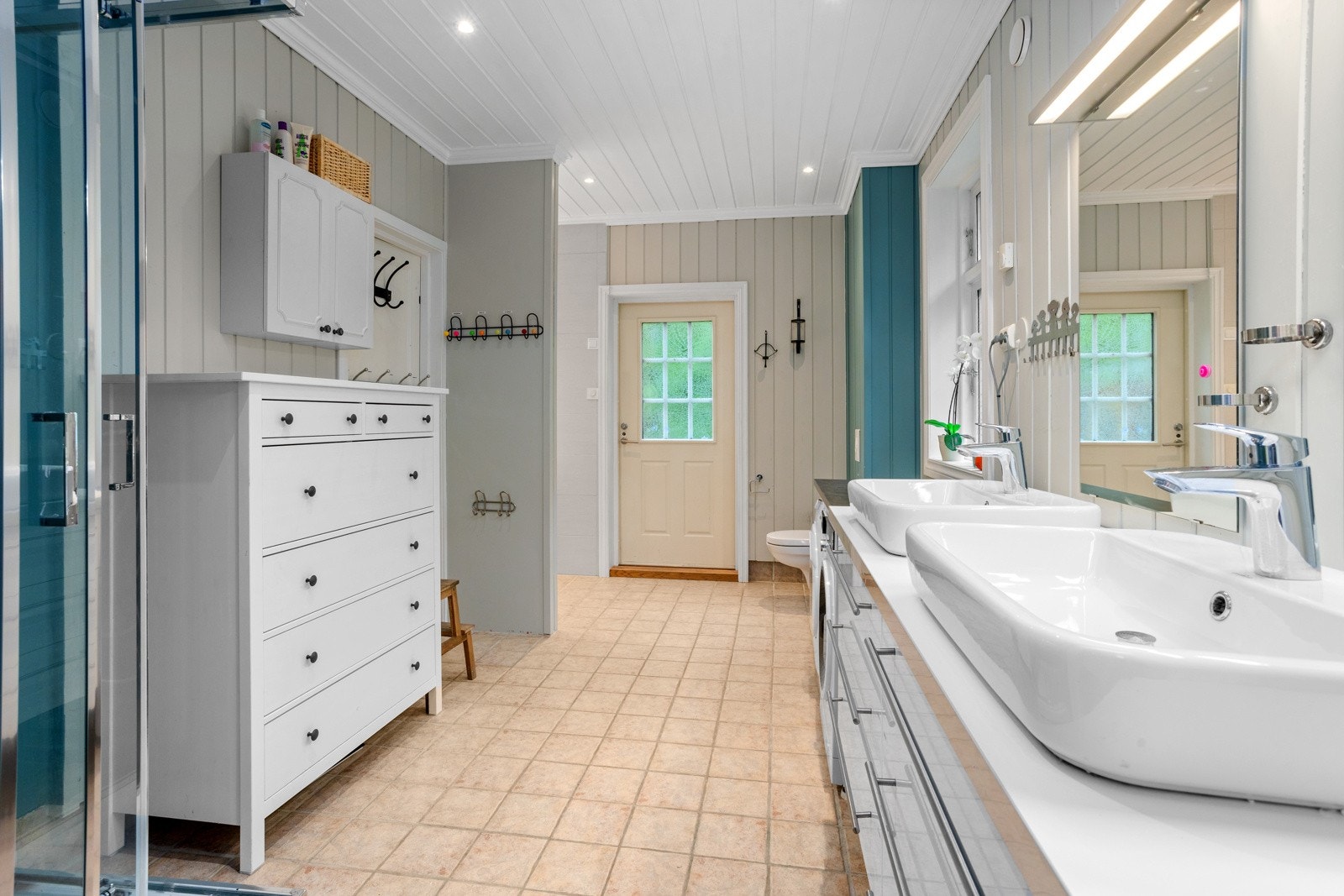 I 1. etasje ligger også et stort og praktisk bad/vaskerom med egen inngang fra hagen. Galleribilde