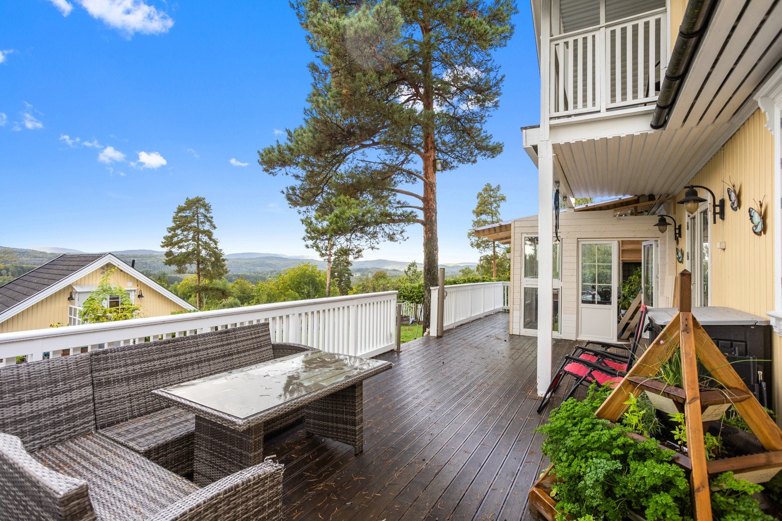 Terrassen vender mot vest og har sol fra dag til sen kveld. Galleribilde