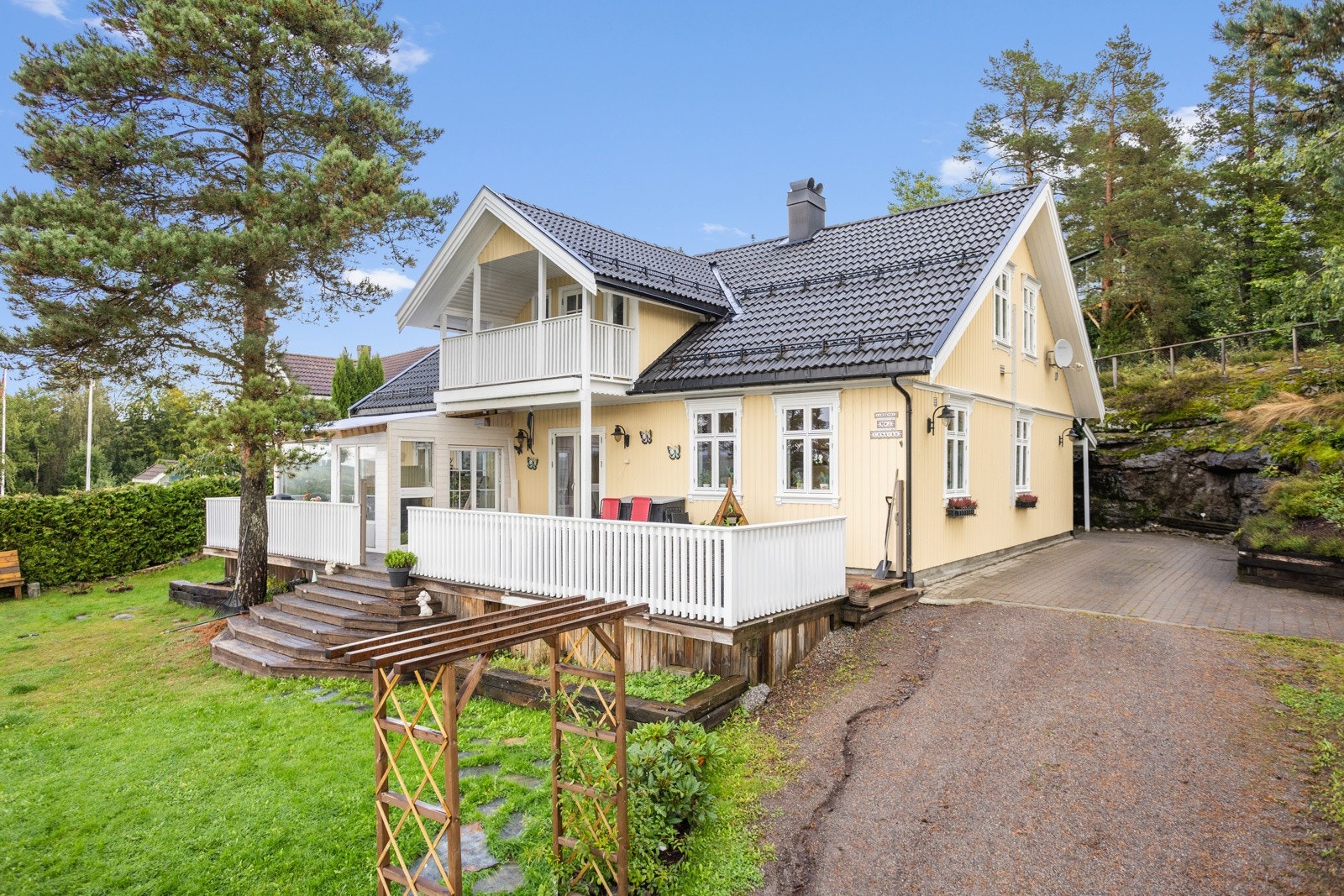 Velkommen til en stor og innholdsrik eiendom med idyllisk beliggenhet i Våle. Galleribilde