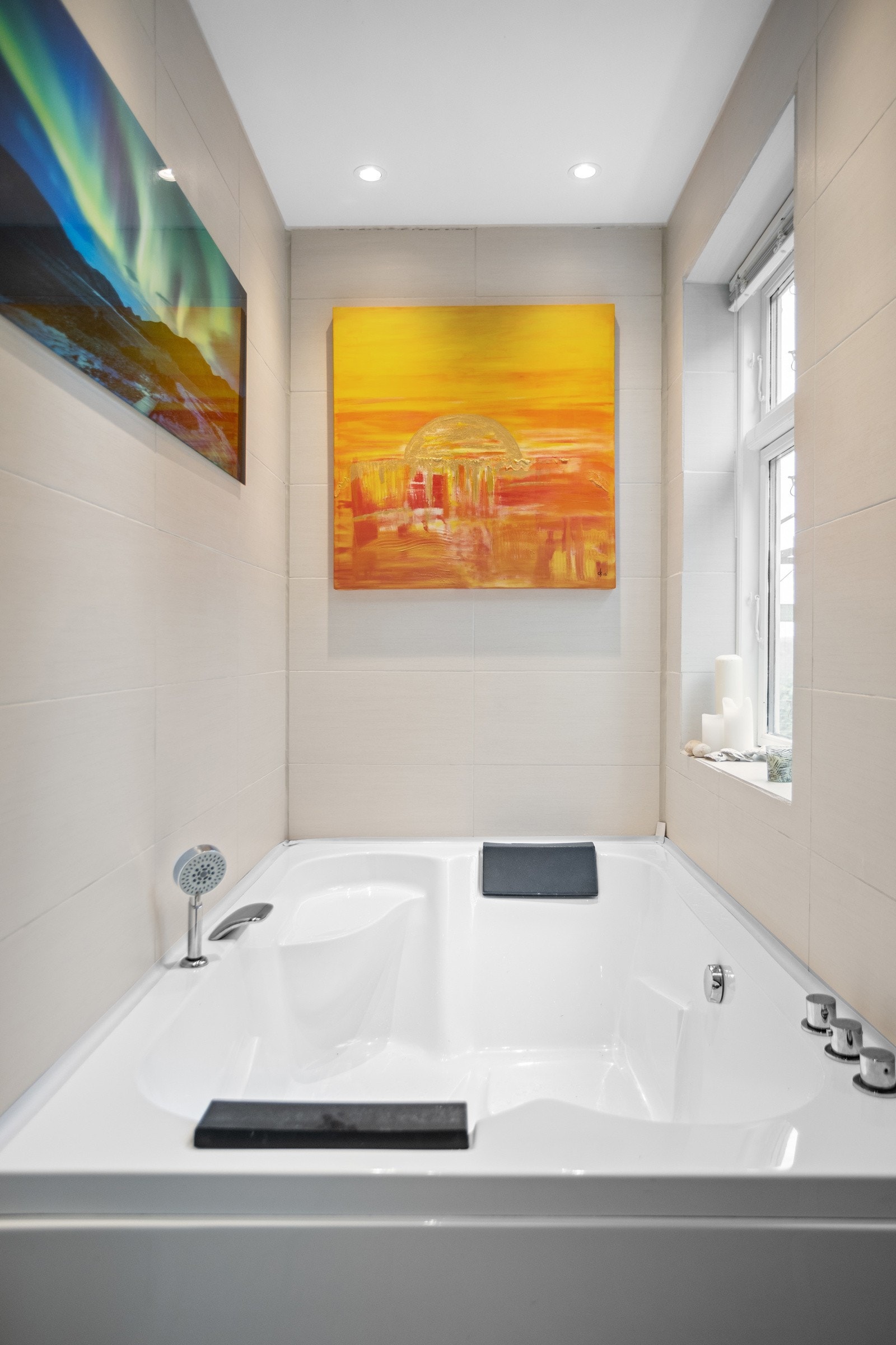 Badet er innredet med badekar i egen sone. Galleribilde