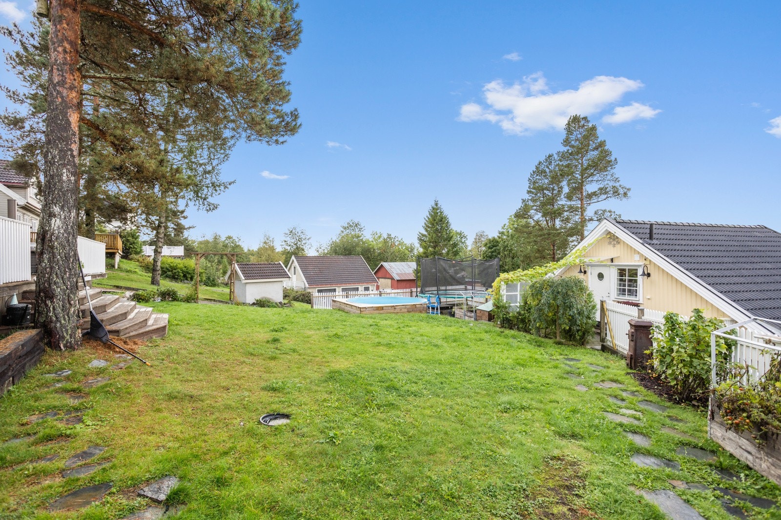 Hagen har rikelig med boltreplass for lek og avslapning. Galleribilde