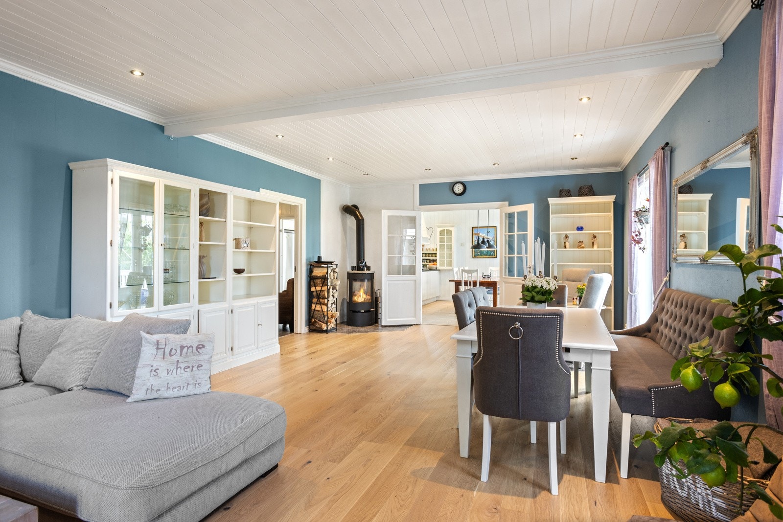 Stuen er utstyrt med vedovn og har downlights i taket. Galleribilde