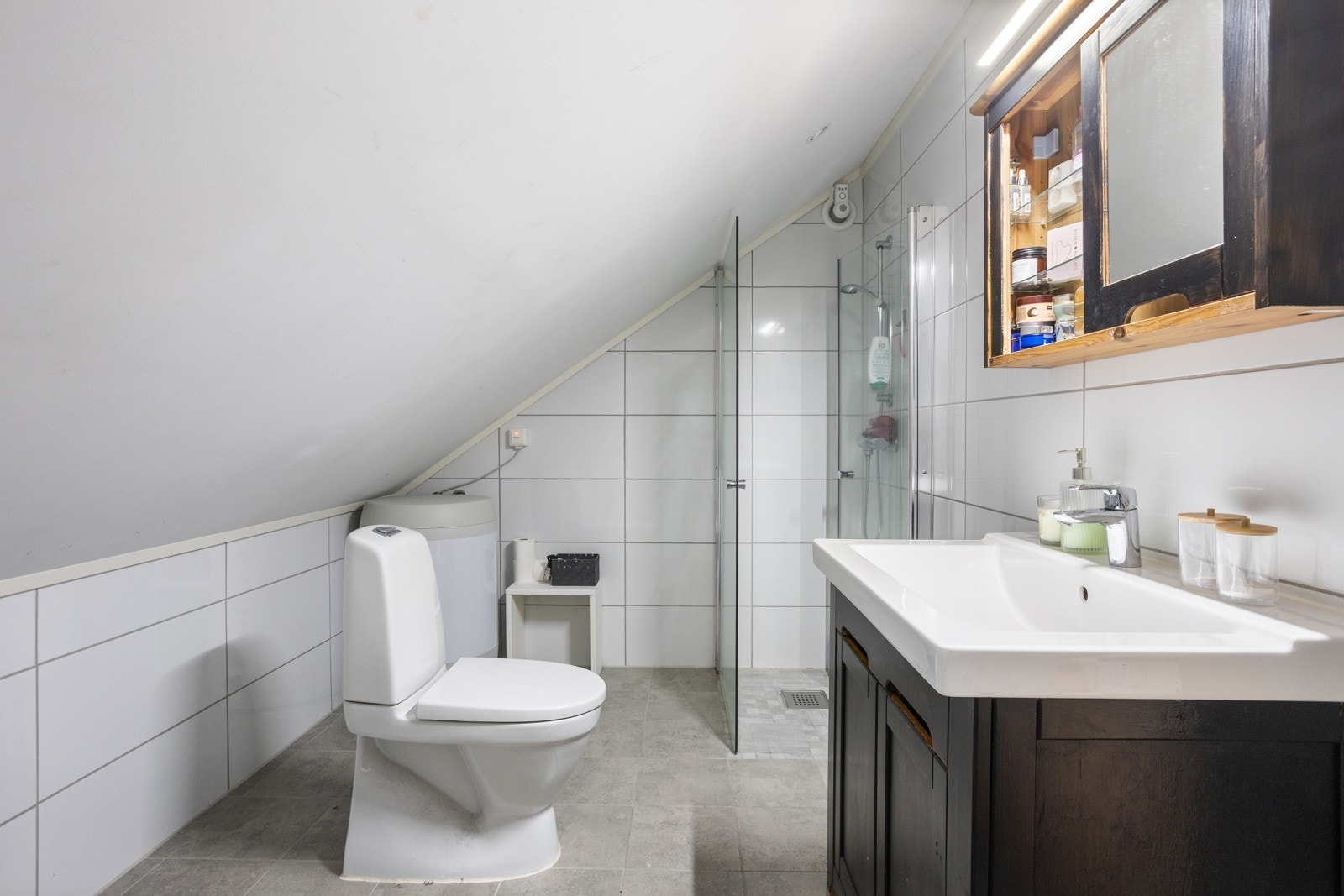 Bad i hybel. Galleribilde