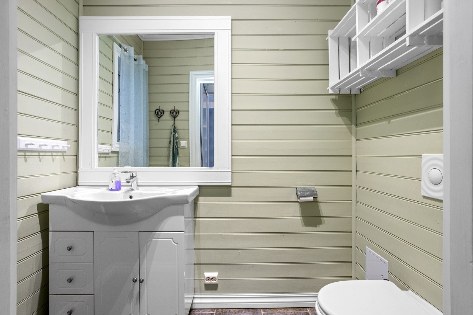 Separat gjestetoalett ved hallen. Galleribilde