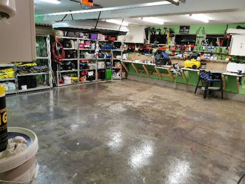 Meget god lagringsplass i garasjen. Galleribilde