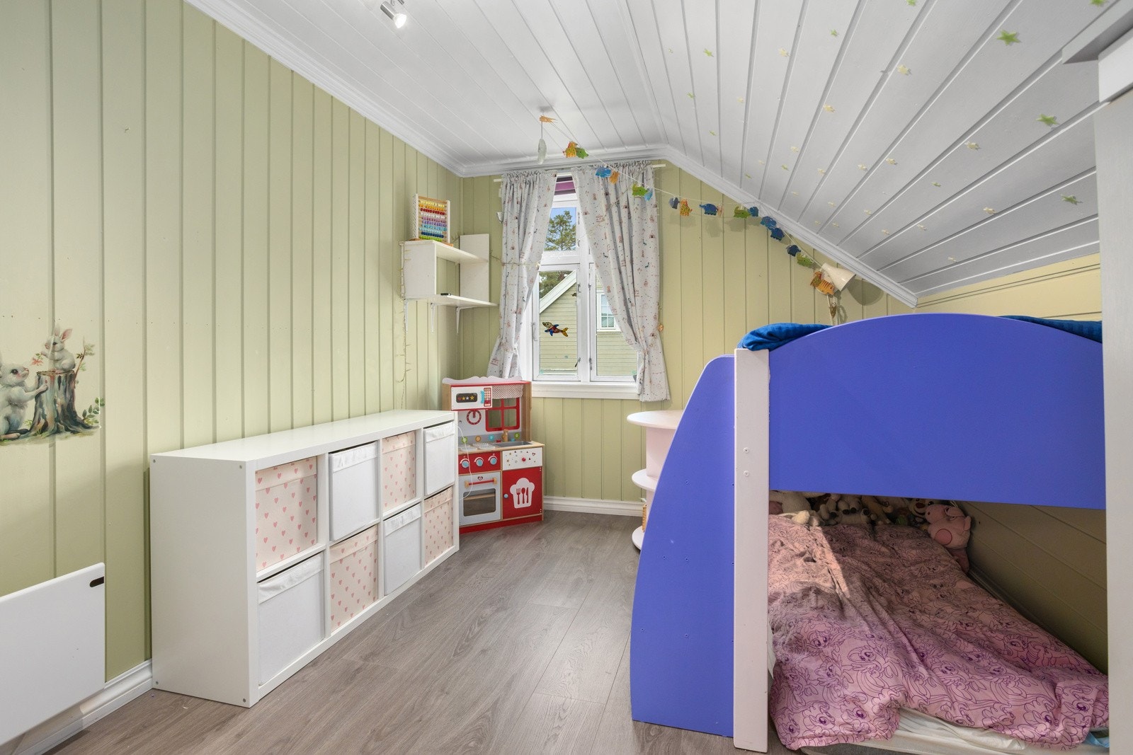 Alle rommene har plass til seng, nattbord og garderobe. Galleribilde