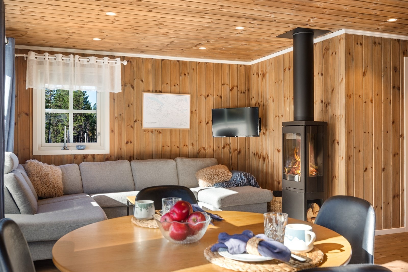 En stilig peisovn for god varme og en lun stemning. Peisovnen har innsyn fra tre sider og er tilknyttet stålpipe, noe som gir ekstra rask oppvarming av hytta. Galleribilde