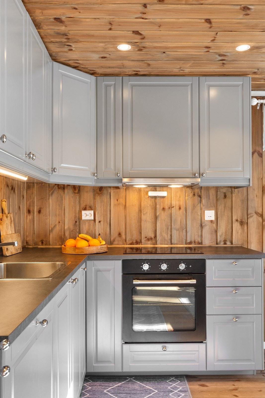 Kjøkkeninnredningen har integrerte hvitevarer som stekeovn, induksjonkoketopp, kjøl-/fryseskap og oppvaskmaskin. Kjøkkenventilator med avtrekk ut. Galleribilde