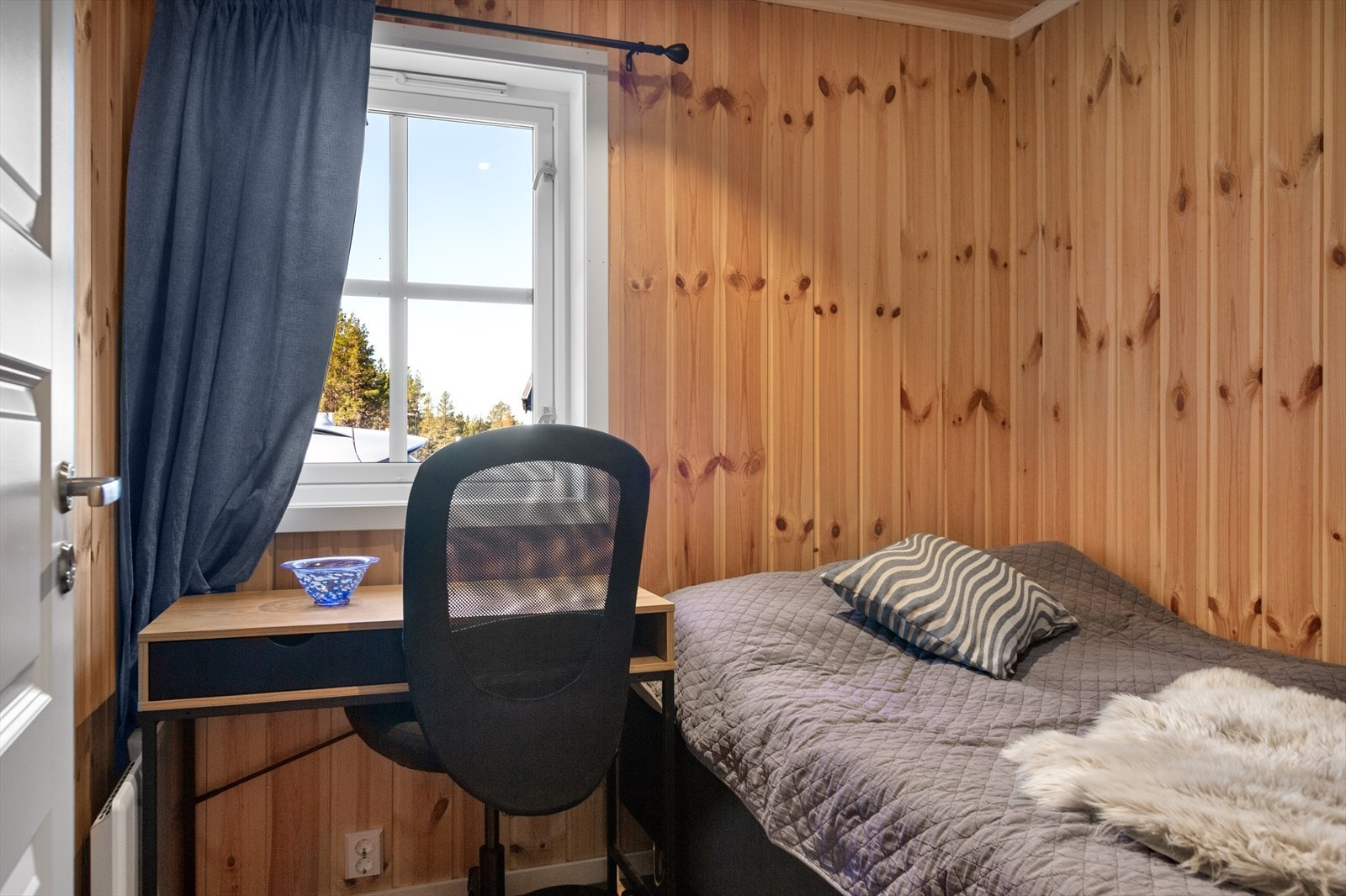 Det andre soverommet har fin plass til enkeltseng eller familiekøye. Nær soverommene er det en liten bod med mulighet for ekstra oppbevaring. Galleribilde