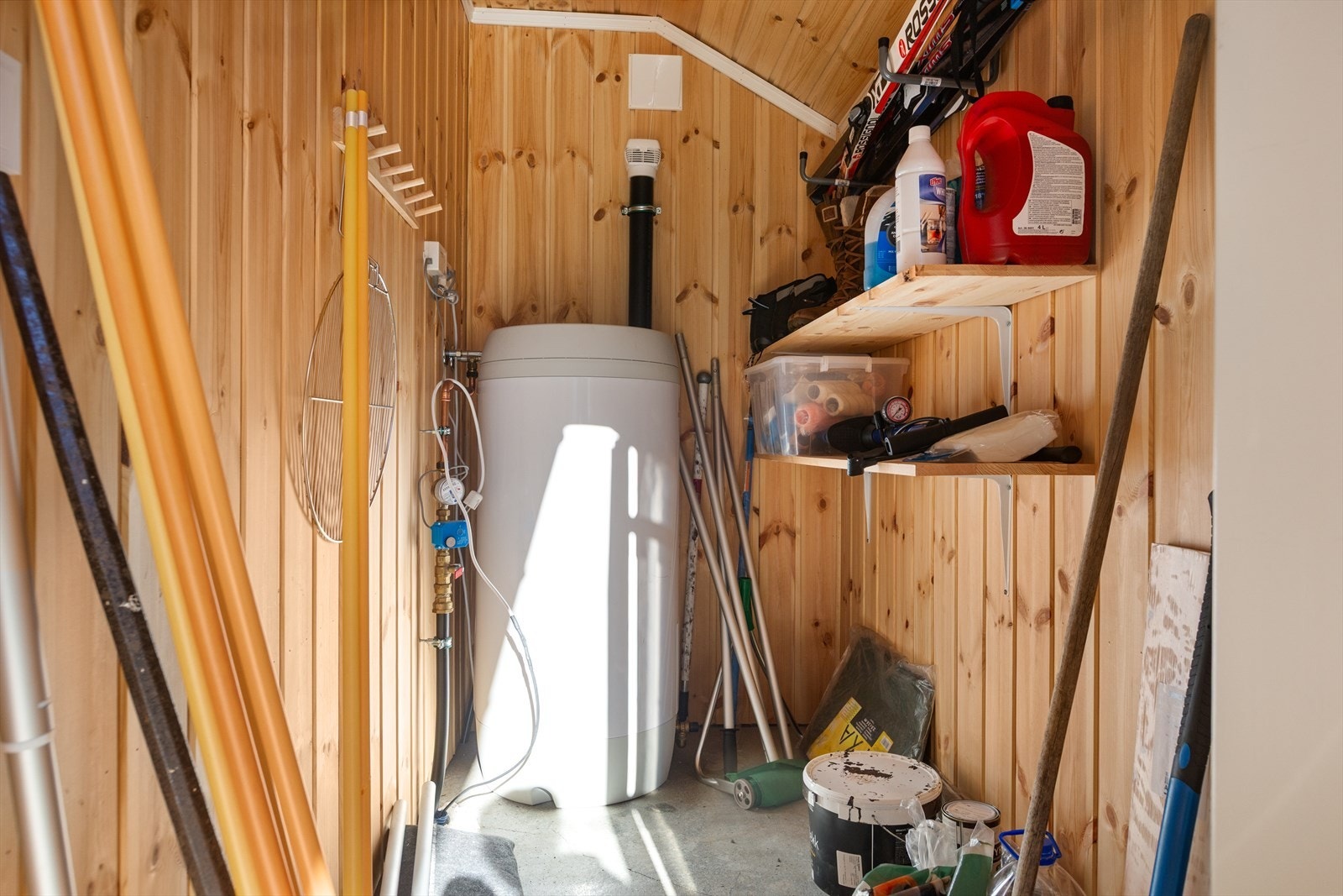 Fra terrassen er det inngang til en praktisk bod med varmtvannstank på ca. 200 l og god lagringsplass til ski og annet utstyr. Galleribilde