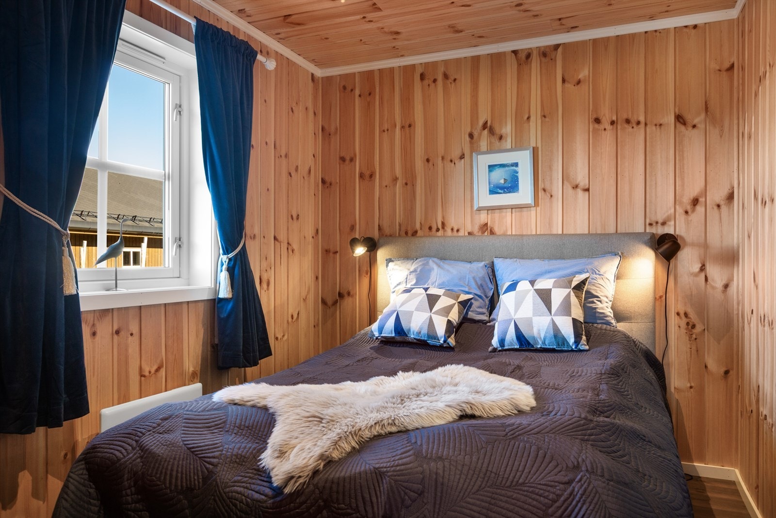 I hytta er det to soverom, hvor hovedsoverom har god plass til dobbeltseng og garderobe. Galleribilde