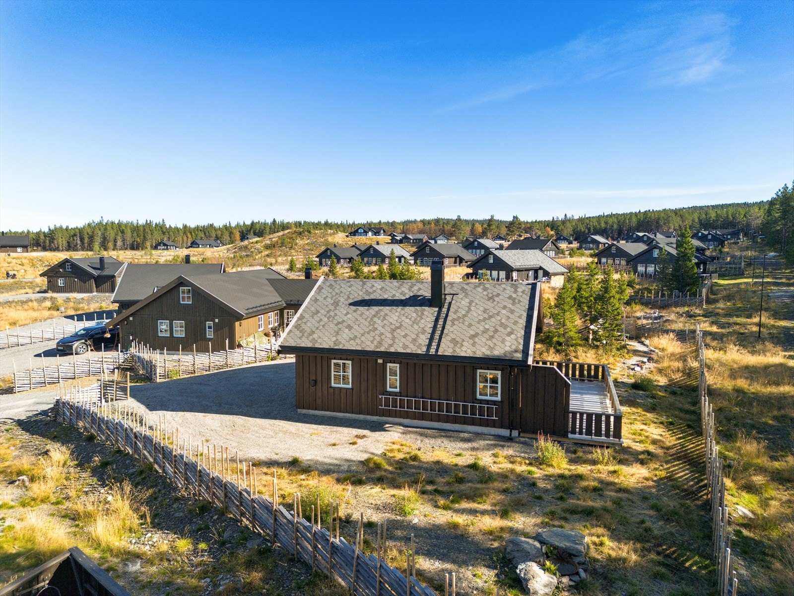 Drømmer du om hyttekos, vakkert turterreng og en nyere hytte, slik at dagene på hytta kan brukes til avslapning og opplevelser ute i det fri? Da kan denne lyse og innbydende hytta i Grånmeisen 10 være et godt valg! Galleribilde