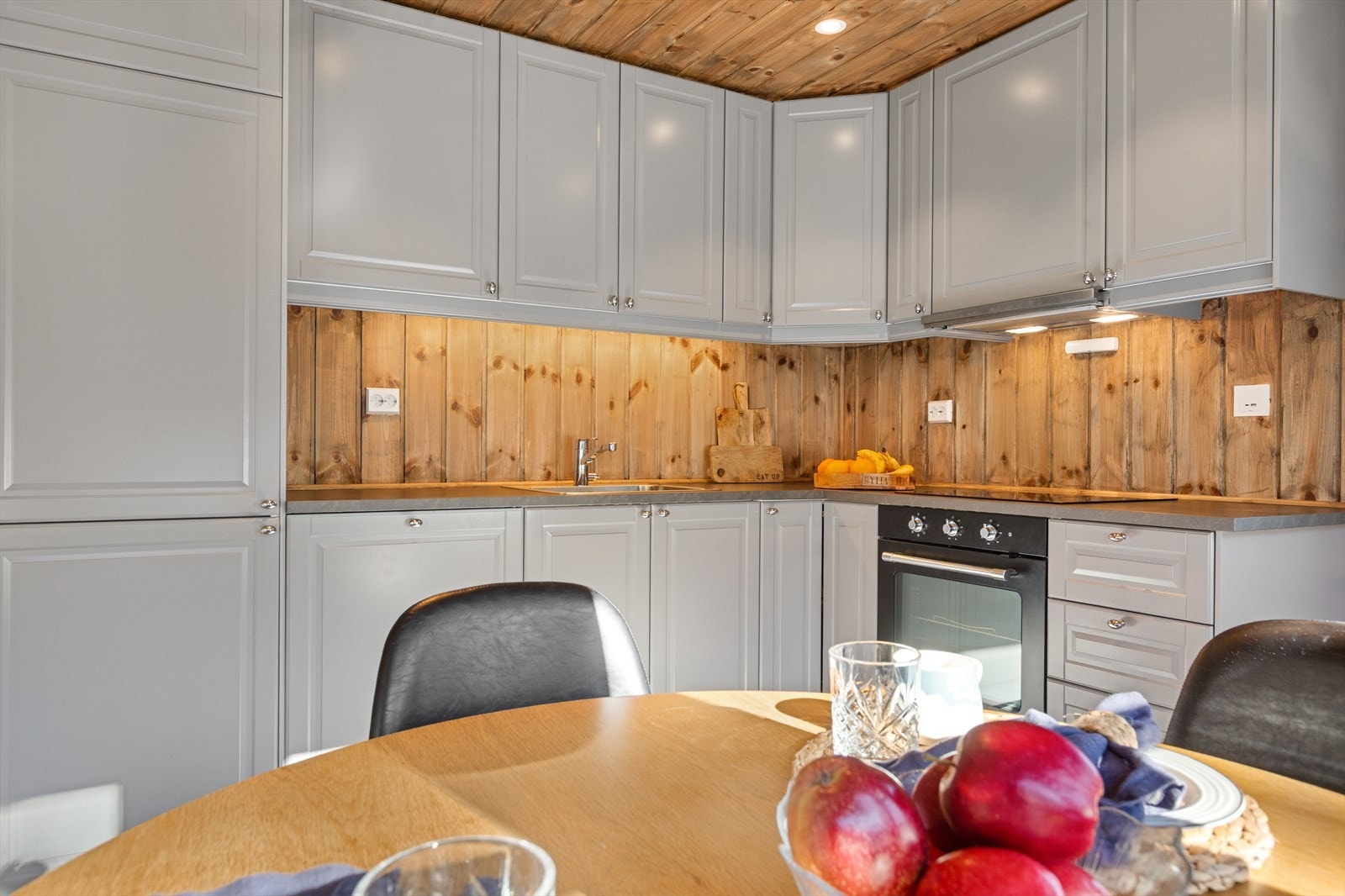 Her er det pen kjøkkeninnredning med profilerte, gråmalte fronter. Laminat benkeplate med nedfelt oppvaskkum i stål. Galleribilde