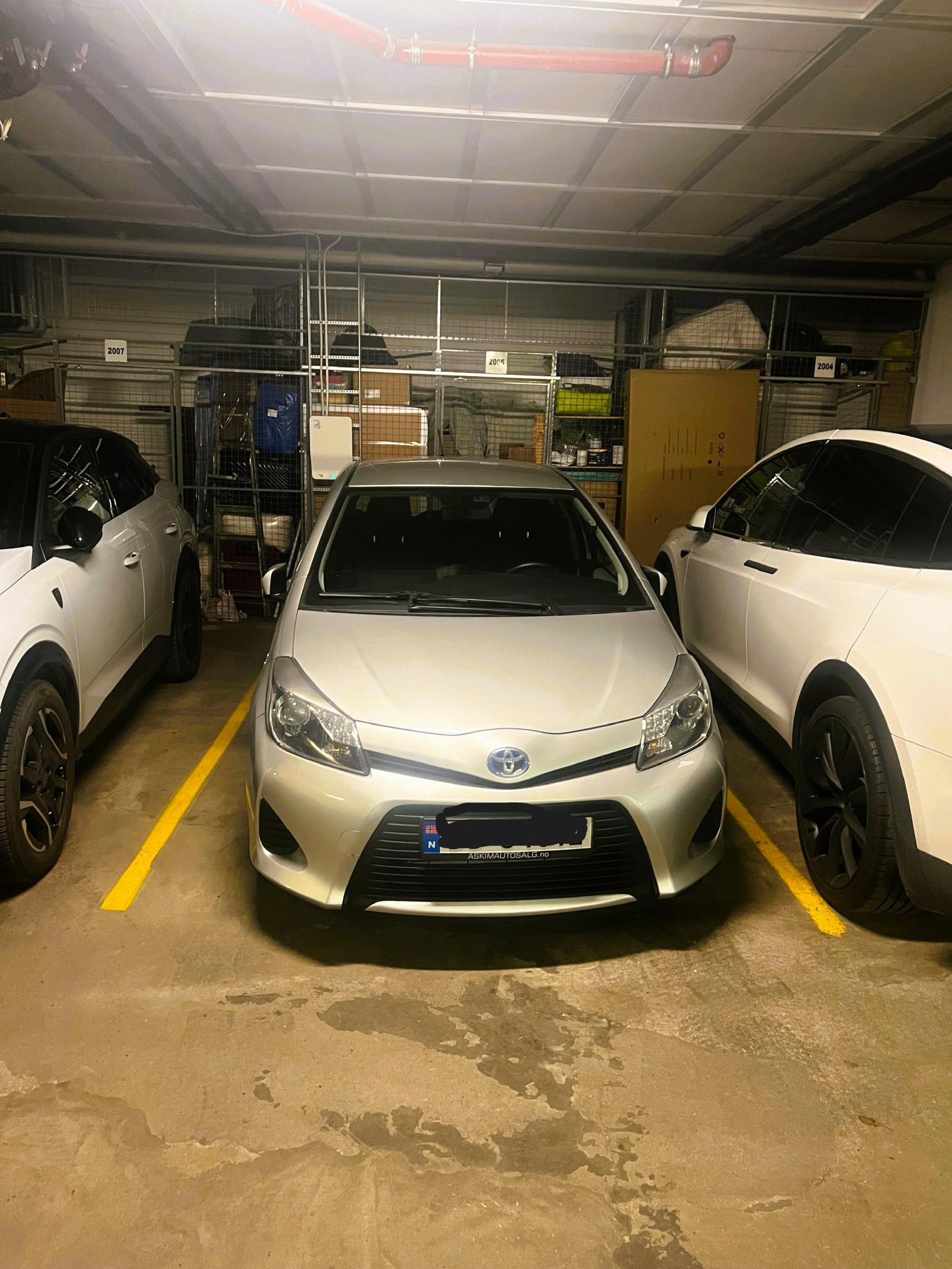 Garasje med bod bak Galleribilde