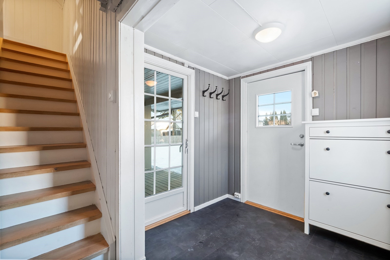 Fra entreen er det utgang til en overbygget terrasse og trapp opp til loftetasjen. Galleribilde