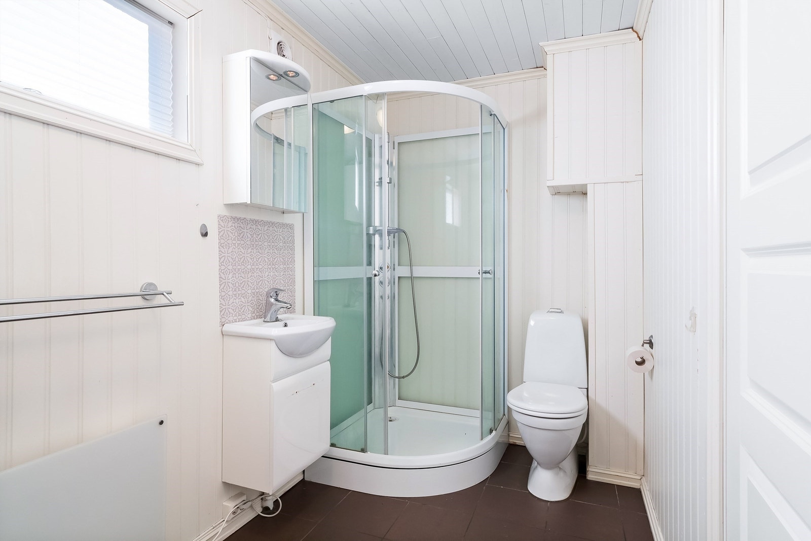 I første etasje ligger et bad med dusjkabinett, servant og toalett. Galleribilde