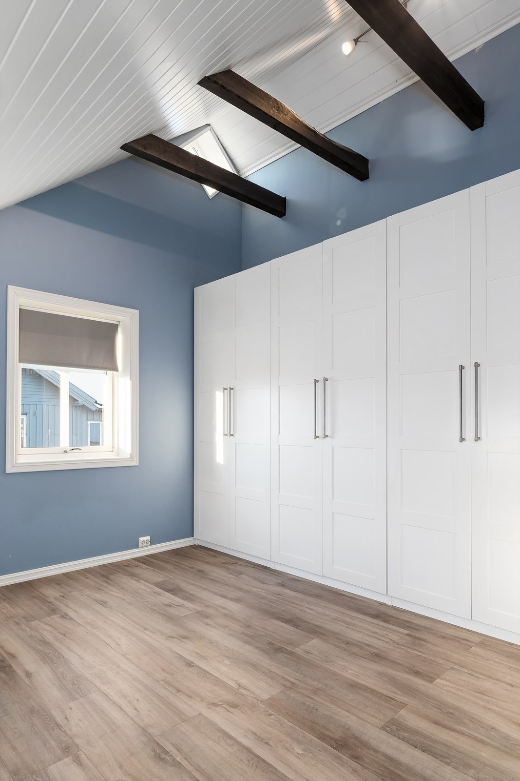 En stor garderobe med god takhøyde gir rikelig med lagringsplass. Galleribilde