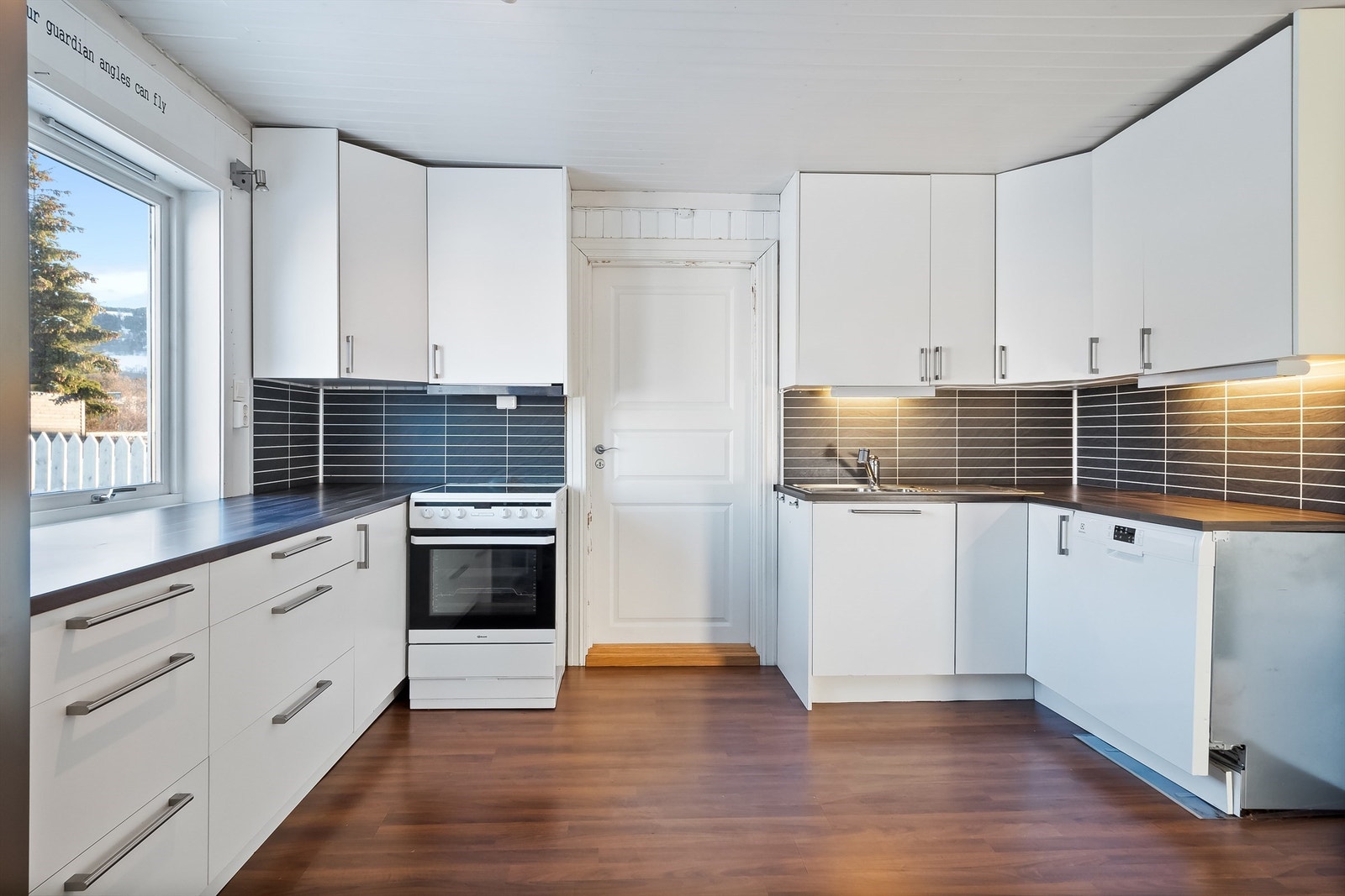 Kjøkkenet har en moderne innredning med slette fronter og godt med benkeplass. Galleribilde