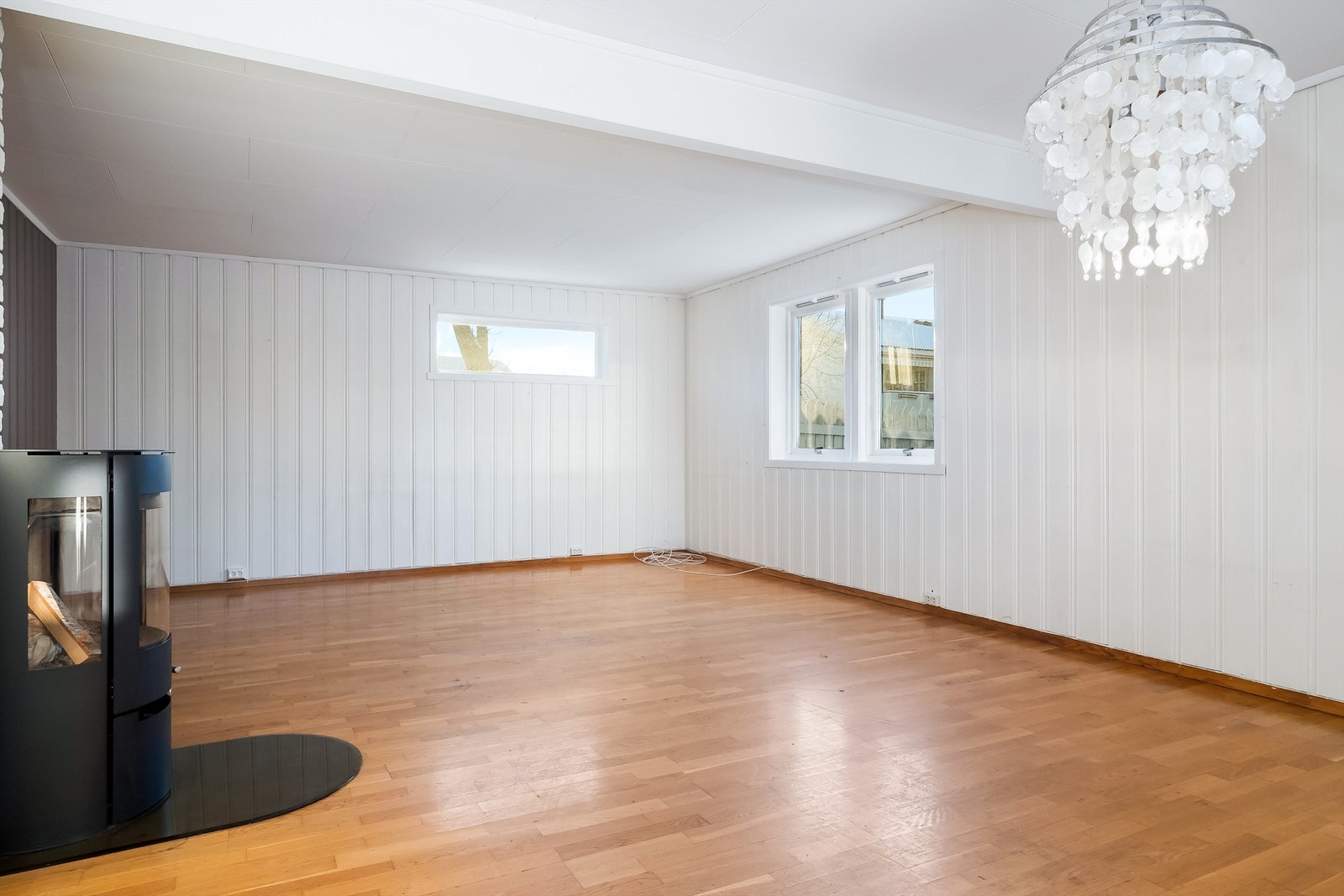 Rommet har flere vinduer som gir godt med dagslys. Galleribilde