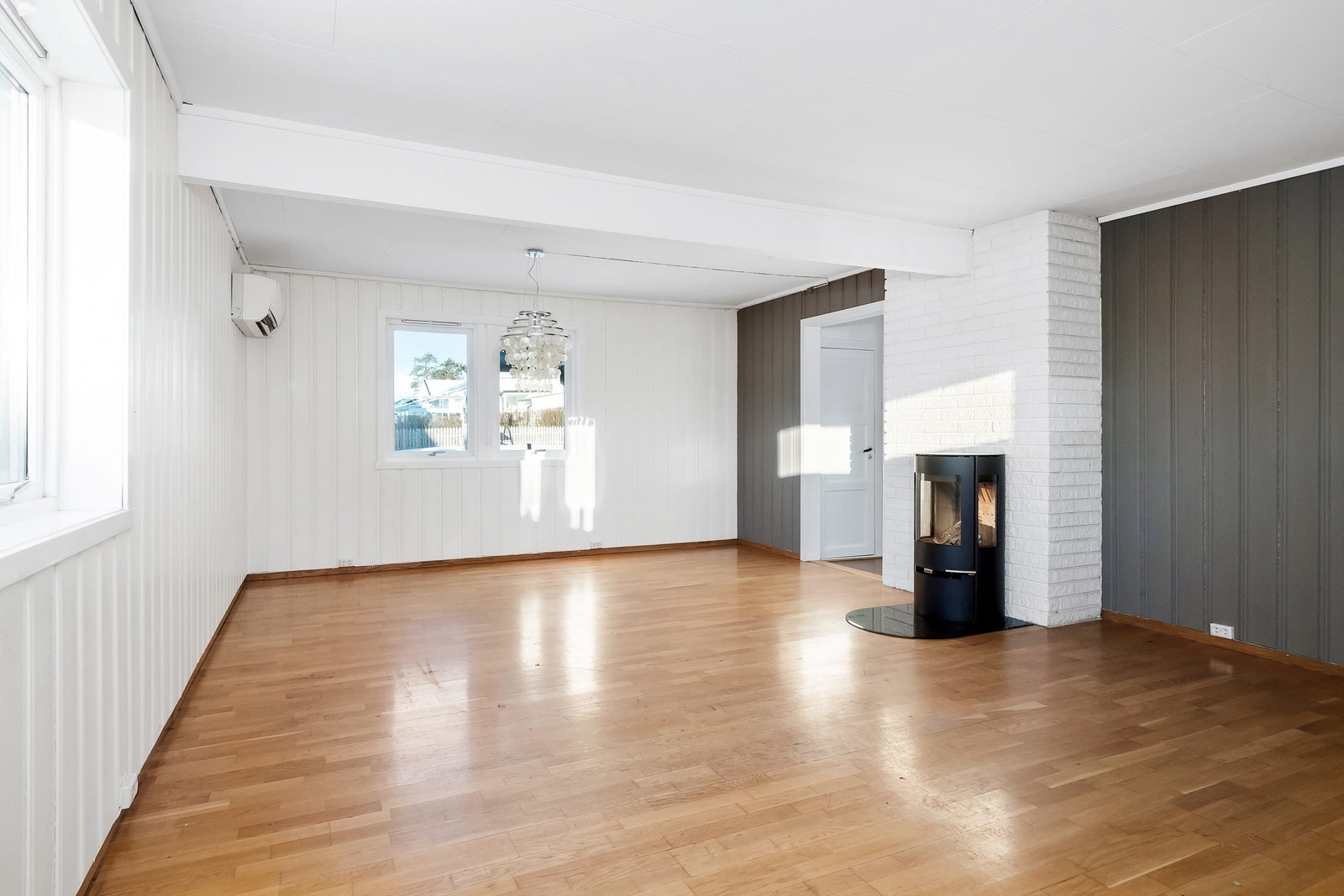 I tillegg til vedfyring, er det installert en luft-til-luft varmepumpe for effektiv oppvarming. Galleribilde