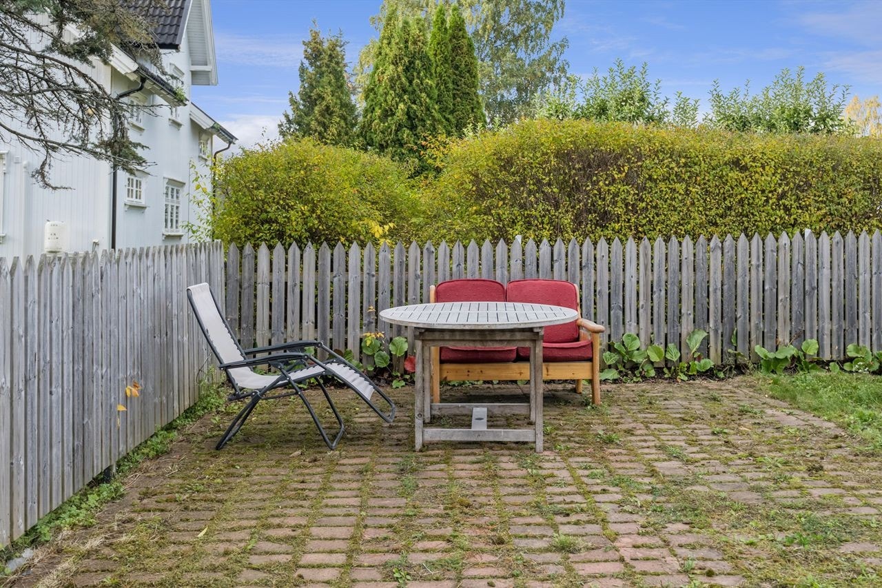 Solrik og skjermet uteplass. Galleribilde