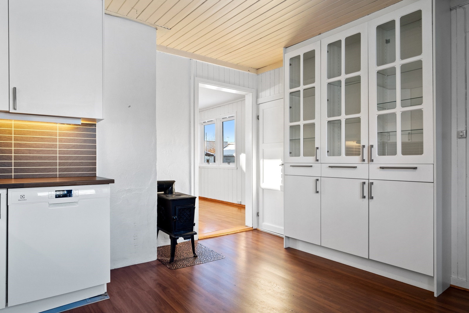 Plassbygd vitrineskap gir rikelig med oppbevaringsplass. Galleribilde