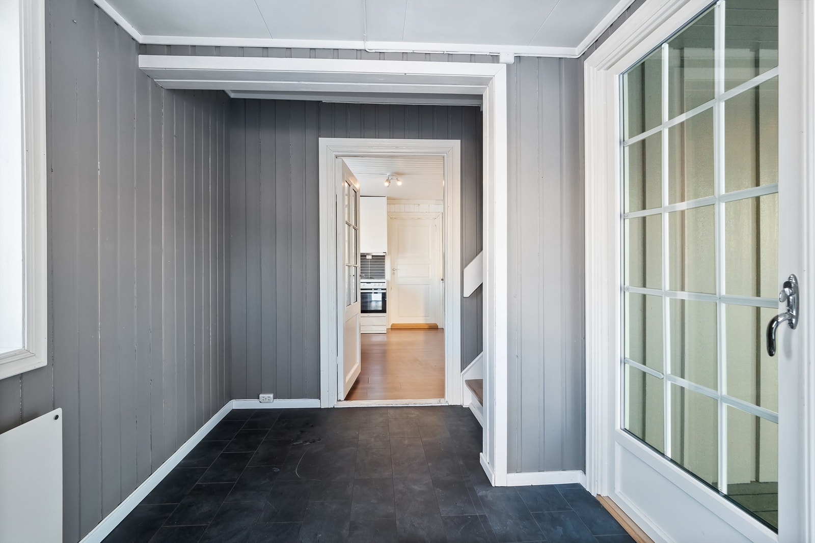 Fra en praktisk entré med plass til oppbevaring, ledes man videre inn i boligen. Galleribilde