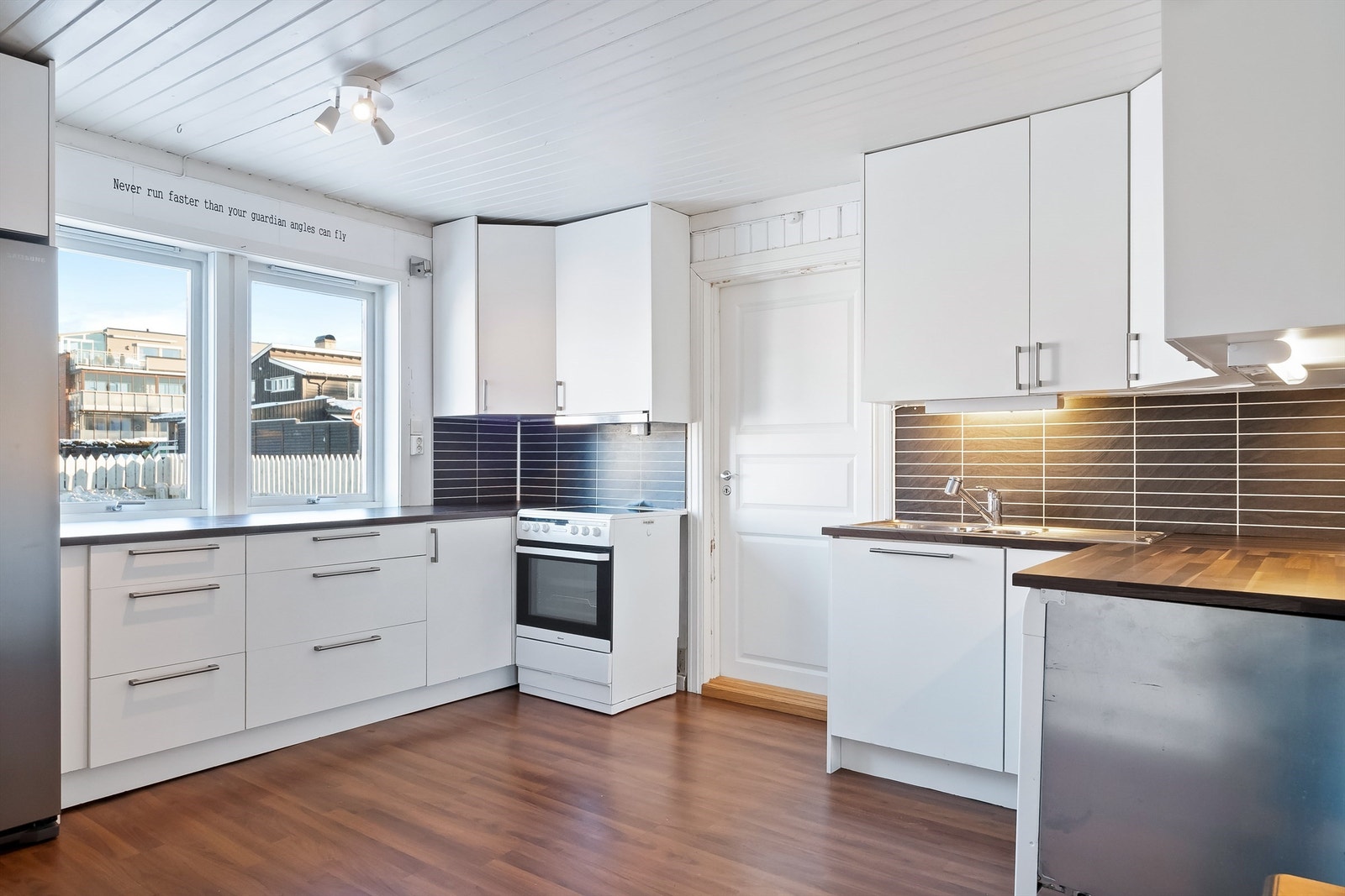 Innredningen inkluderer integrert oppvaskmaskin og det er tilrettelagt for øvrige hvitevarer. Galleribilde